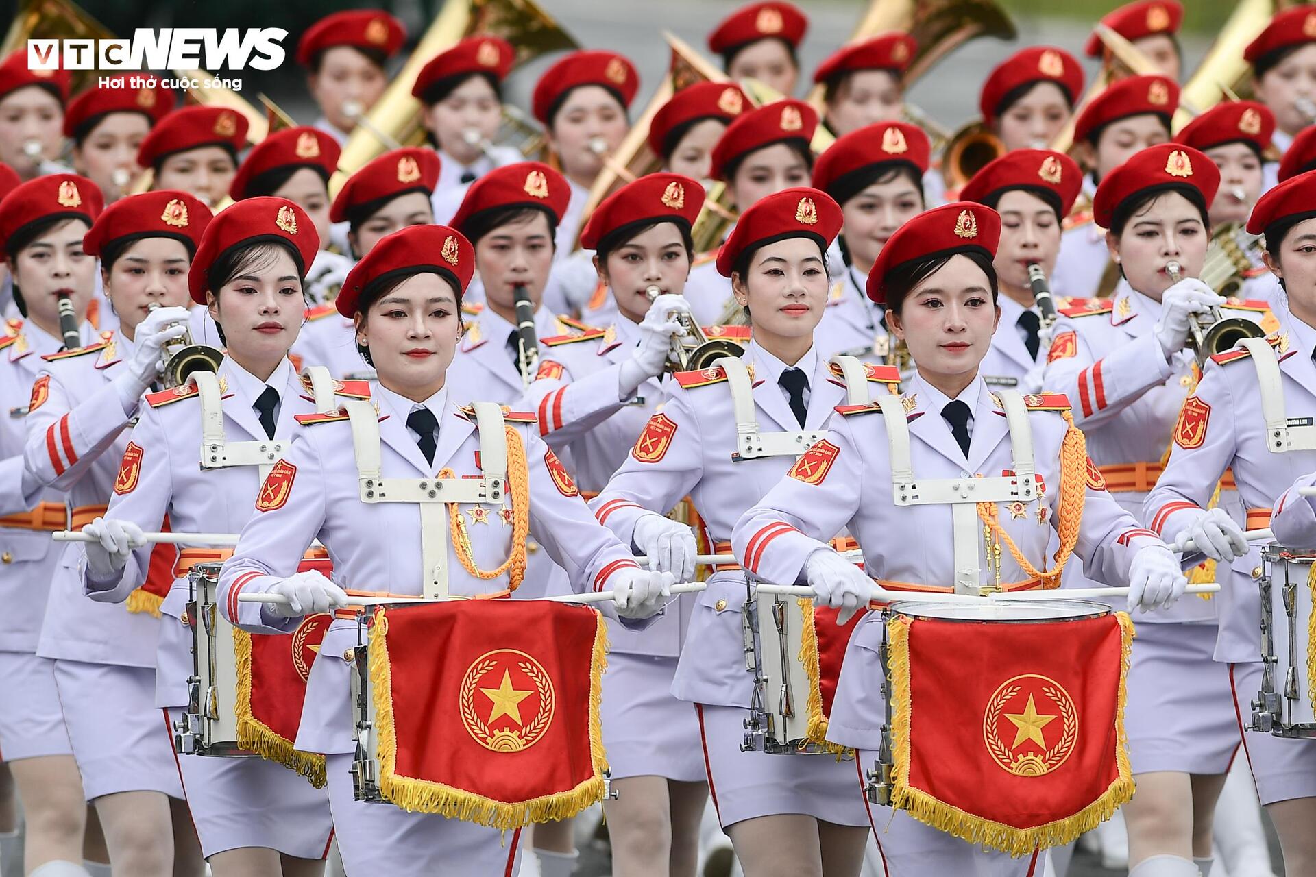 Nữ chiến sĩ rạng ngời, bước chân đều tăm tắp trong buổi tổng hợp luyện A80 - 13