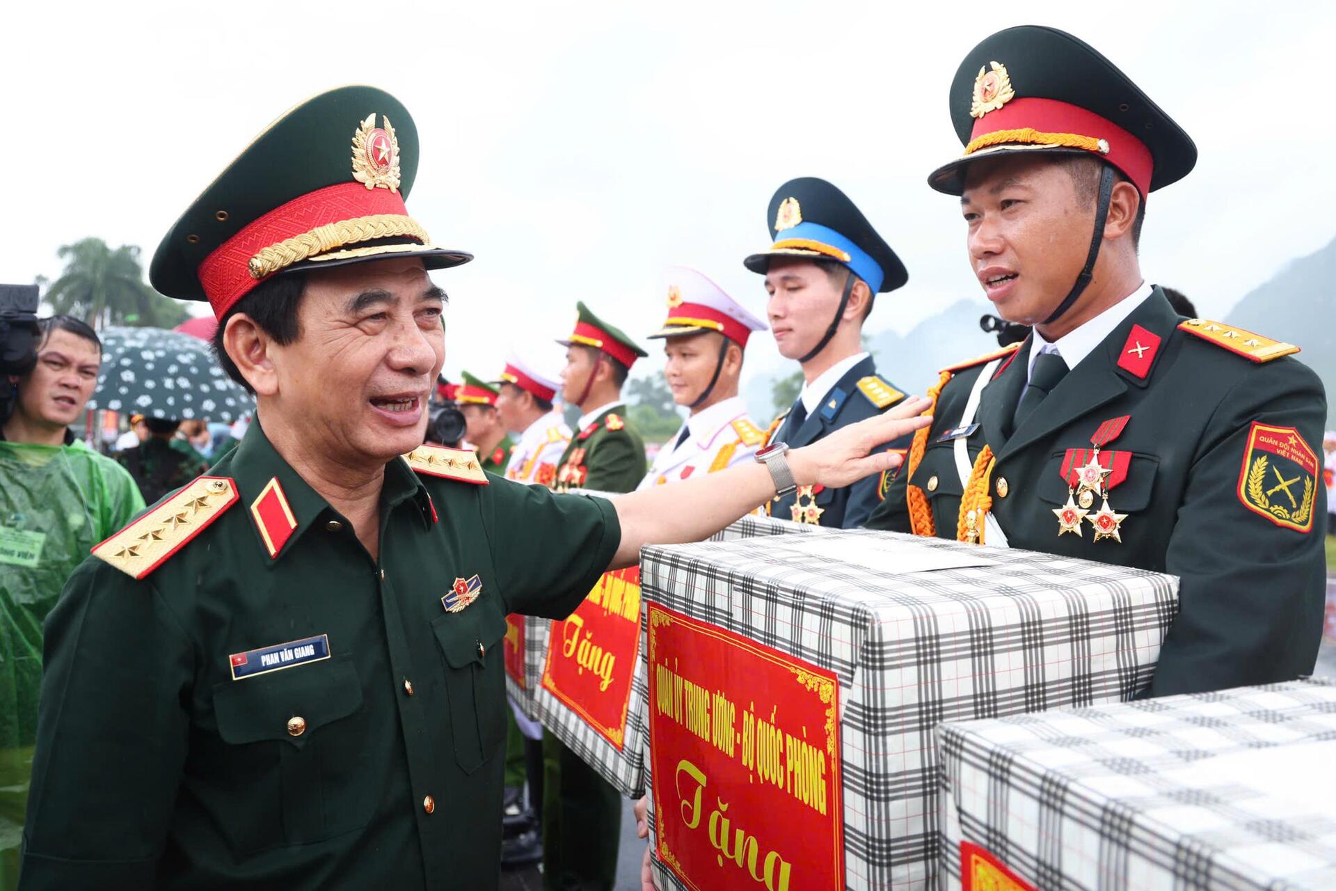 Nữ chiến sĩ rạng ngời, bước chân đều tăm tắp trong buổi tổng hợp luyện A80 - 3