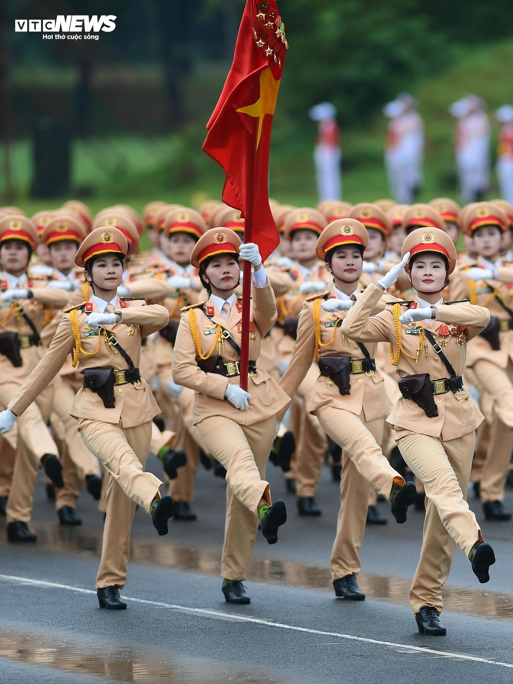 Nữ chiến sĩ rạng ngời, bước chân đều tăm tắp trong buổi tổng hợp luyện A80 - 19