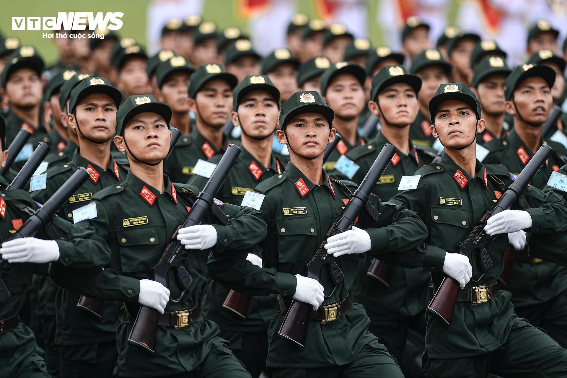 Nữ chiến sĩ rạng ngời, bước chân đều tăm tắp trong buổi tổng hợp luyện A80 - 25