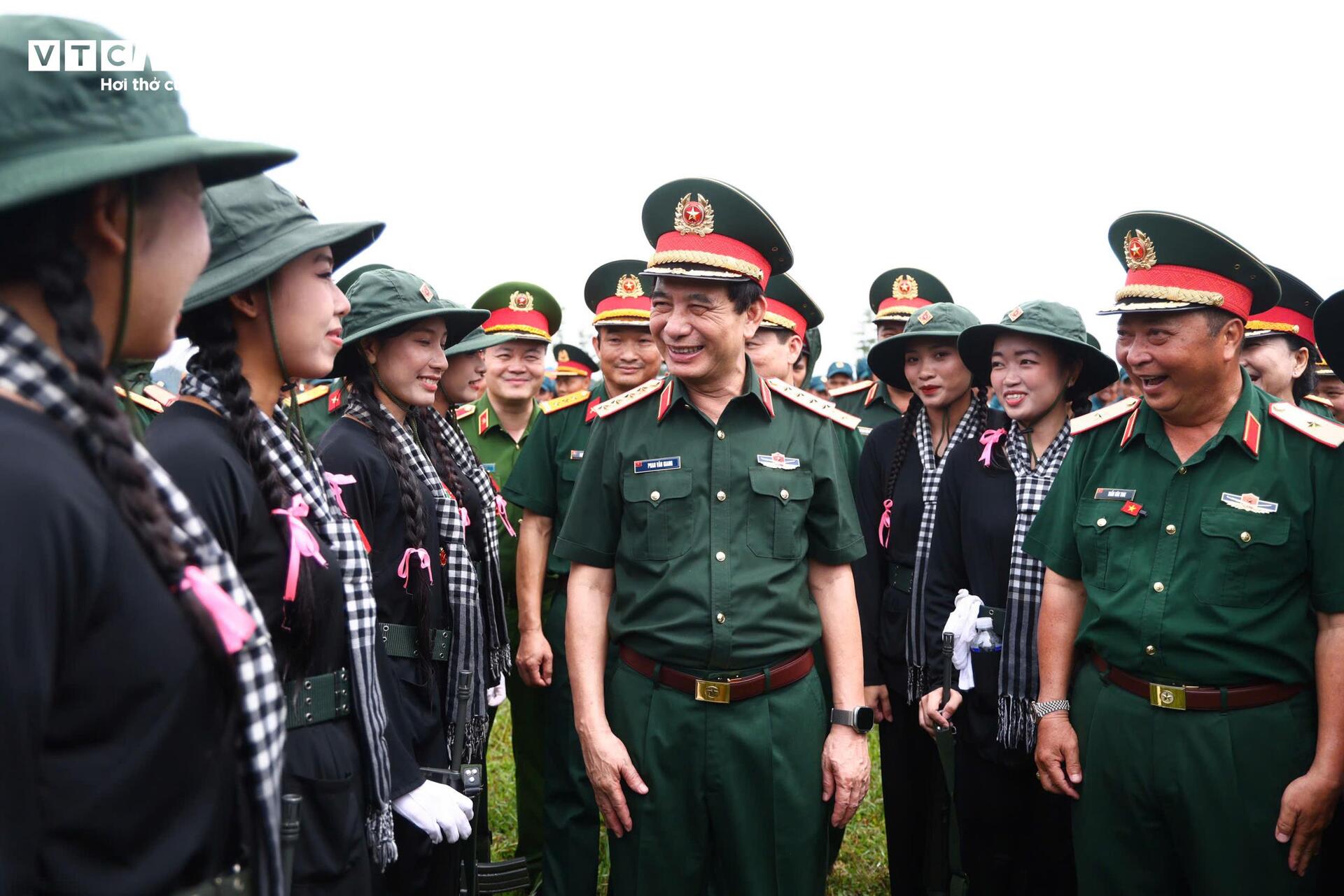 Nữ chiến sĩ rạng ngời, bước chân đều tăm tắp trong buổi tổng hợp luyện A80 - 6