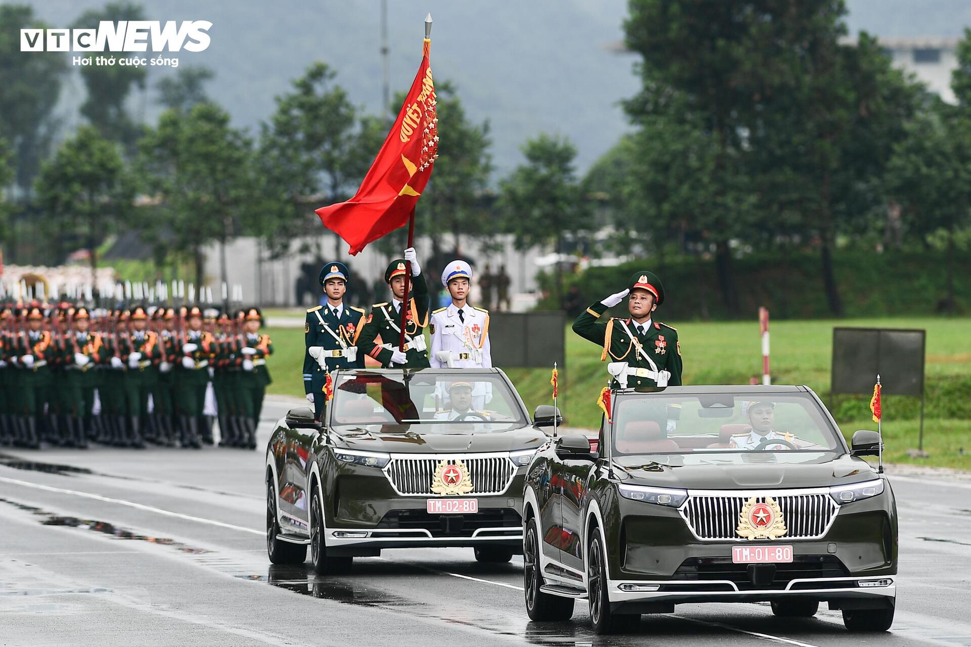 Nữ chiến sĩ rạng ngời, bước chân đều tăm tắp trong buổi tổng hợp luyện A80 - 8