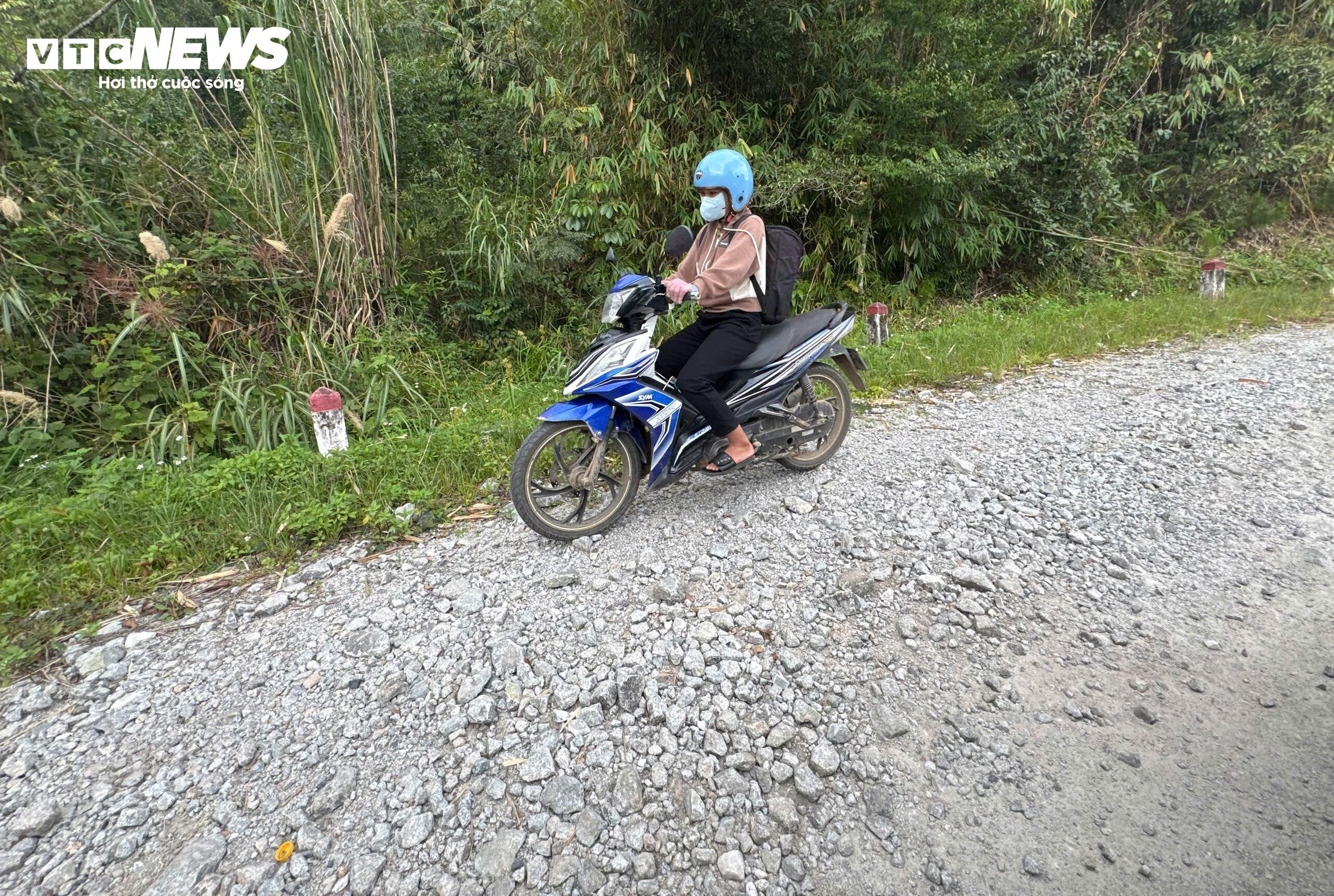 Tỉnh lộ ở miền núi Quảng Ngãi nát như tương, chi chít ổ voi, ổ gà - 6