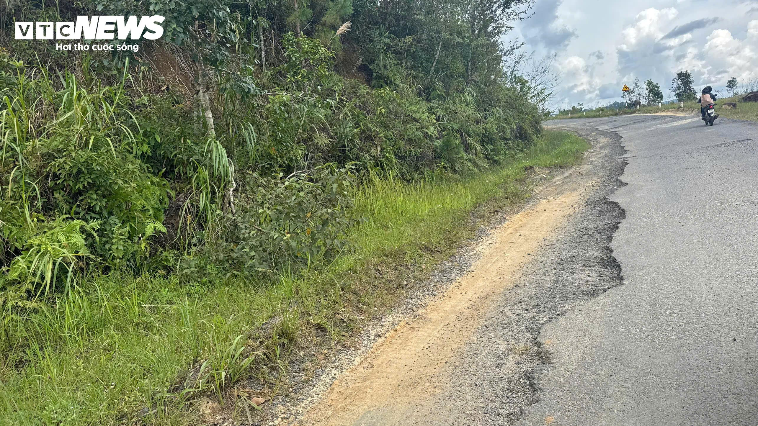 Tỉnh lộ ở miền núi Quảng Ngãi nát như tương, chi chít ổ voi, ổ gà - 3