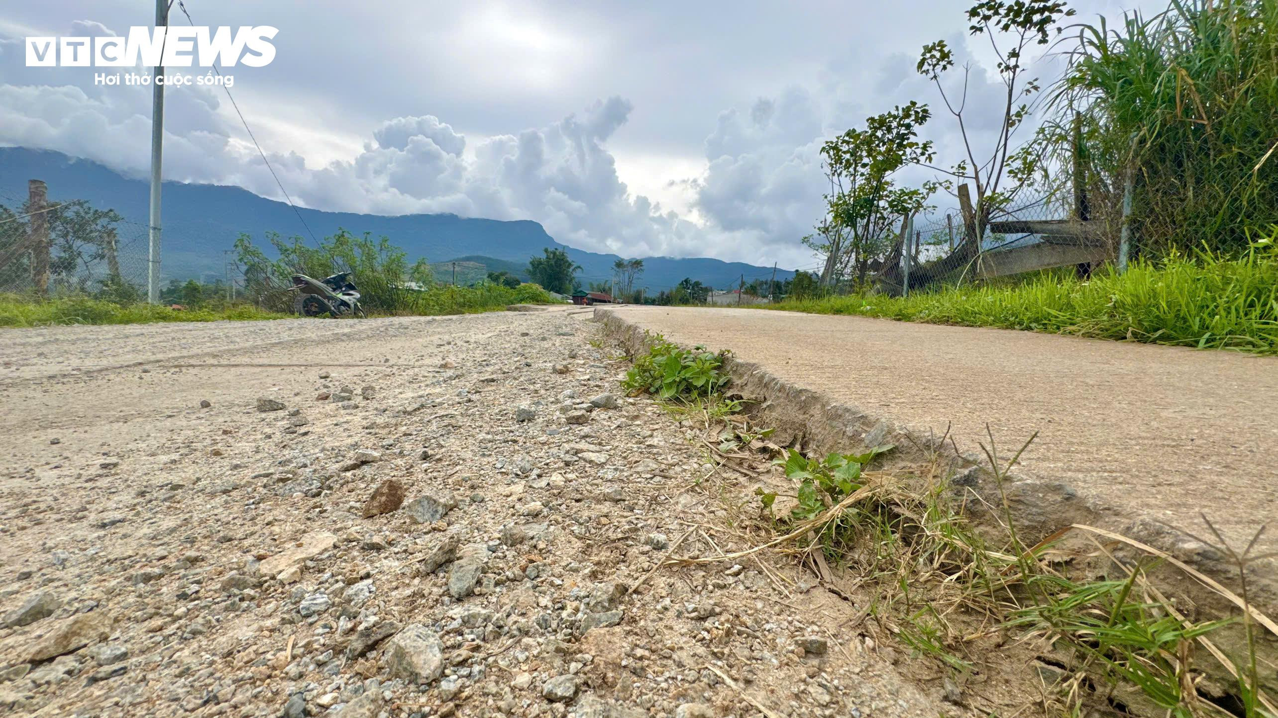 Tỉnh lộ ở miền núi Quảng Ngãi nát như tương, chi chít ổ voi, ổ gà - 1