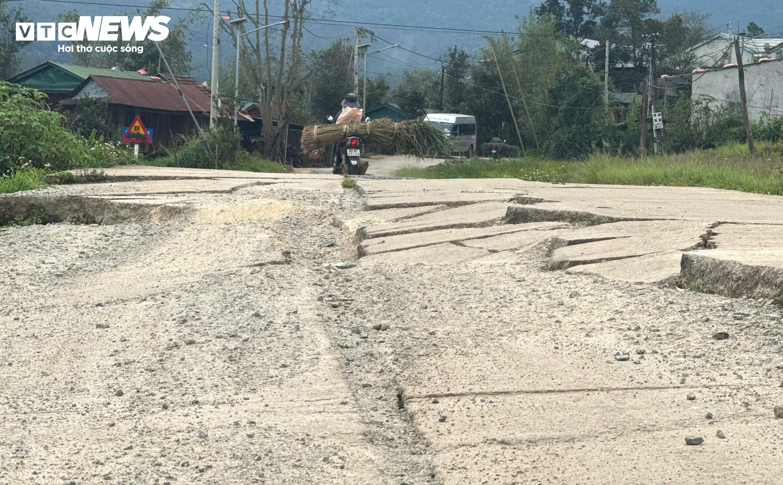 Tỉnh lộ ở miền núi Quảng Ngãi nát như tương, chi chít ổ voi, ổ gà - 4