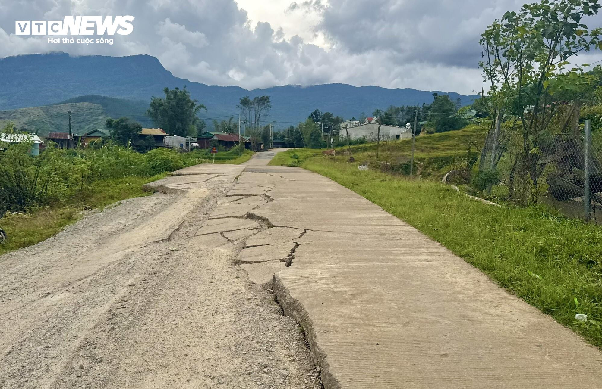 Tỉnh lộ ở miền núi Quảng Ngãi nát như tương, chi chít ổ voi, ổ gà - 7