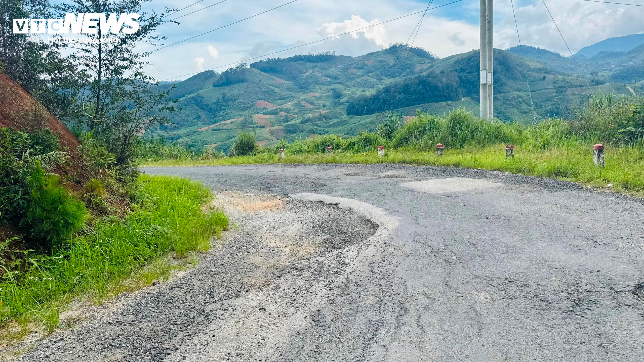 Tỉnh lộ ở miền núi Quảng Ngãi nát như tương, chi chít ổ voi, ổ gà - 8