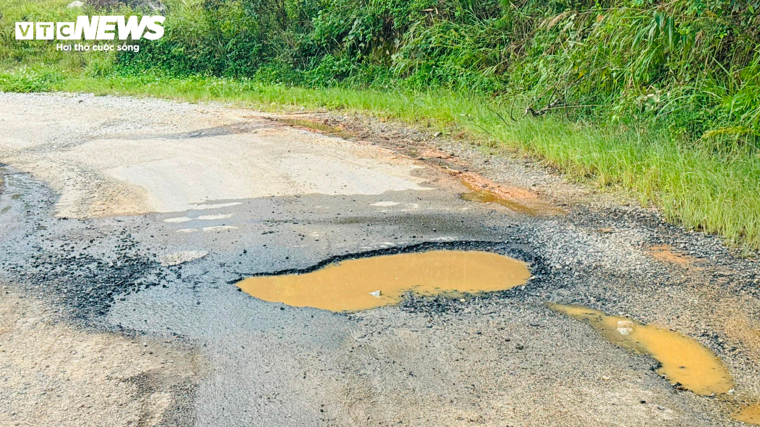 Tỉnh lộ ở miền núi Quảng Ngãi nát như tương, chi chít ổ voi, ổ gà - 2