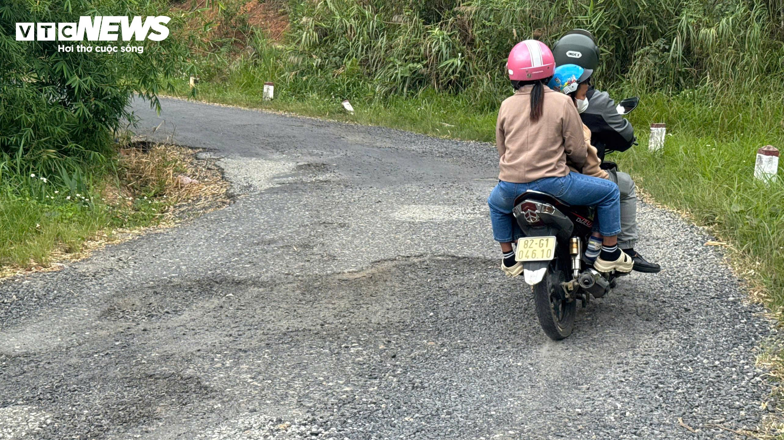 Tỉnh lộ ở miền núi Quảng Ngãi nát như tương, chi chít ổ voi, ổ gà - 5