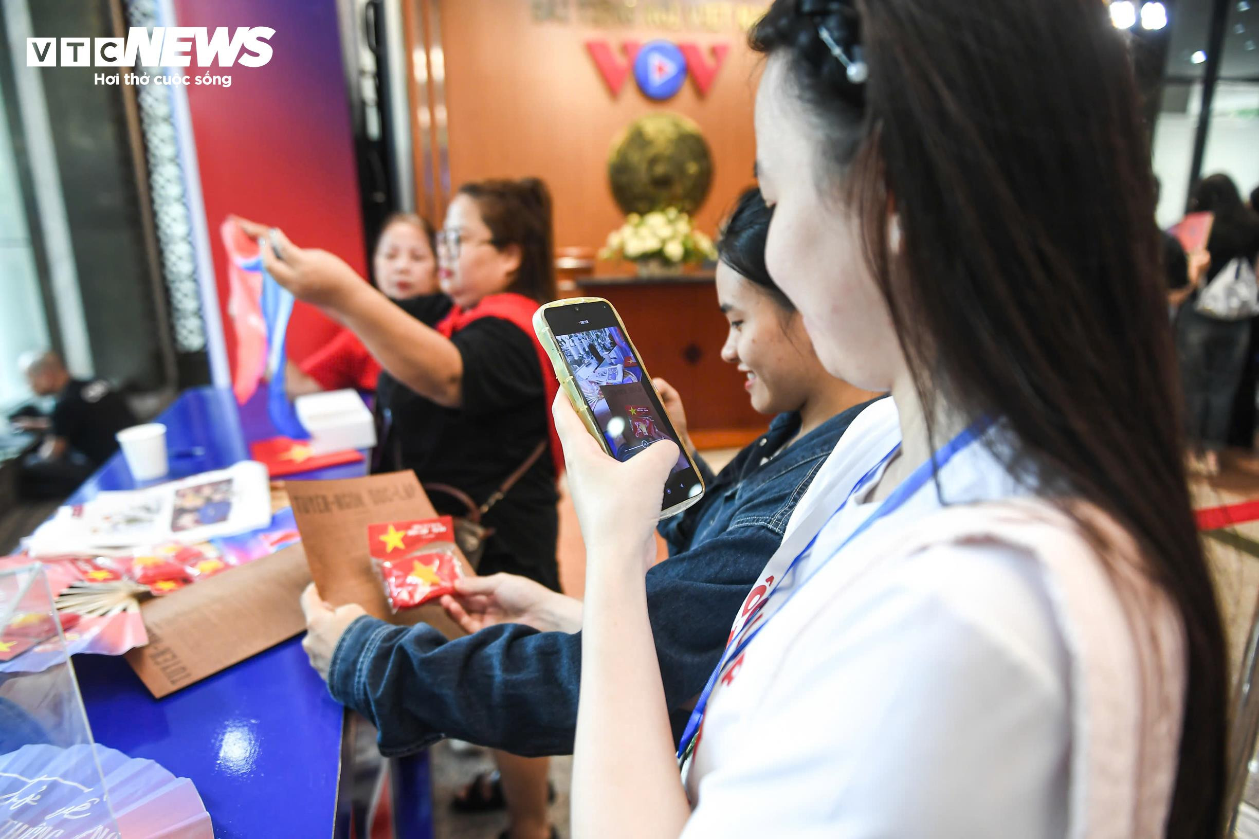 8.000 món quà ý nghĩa nối dài cảm xúc tại 'Trở về thời khắc thiêng liêng' - 13