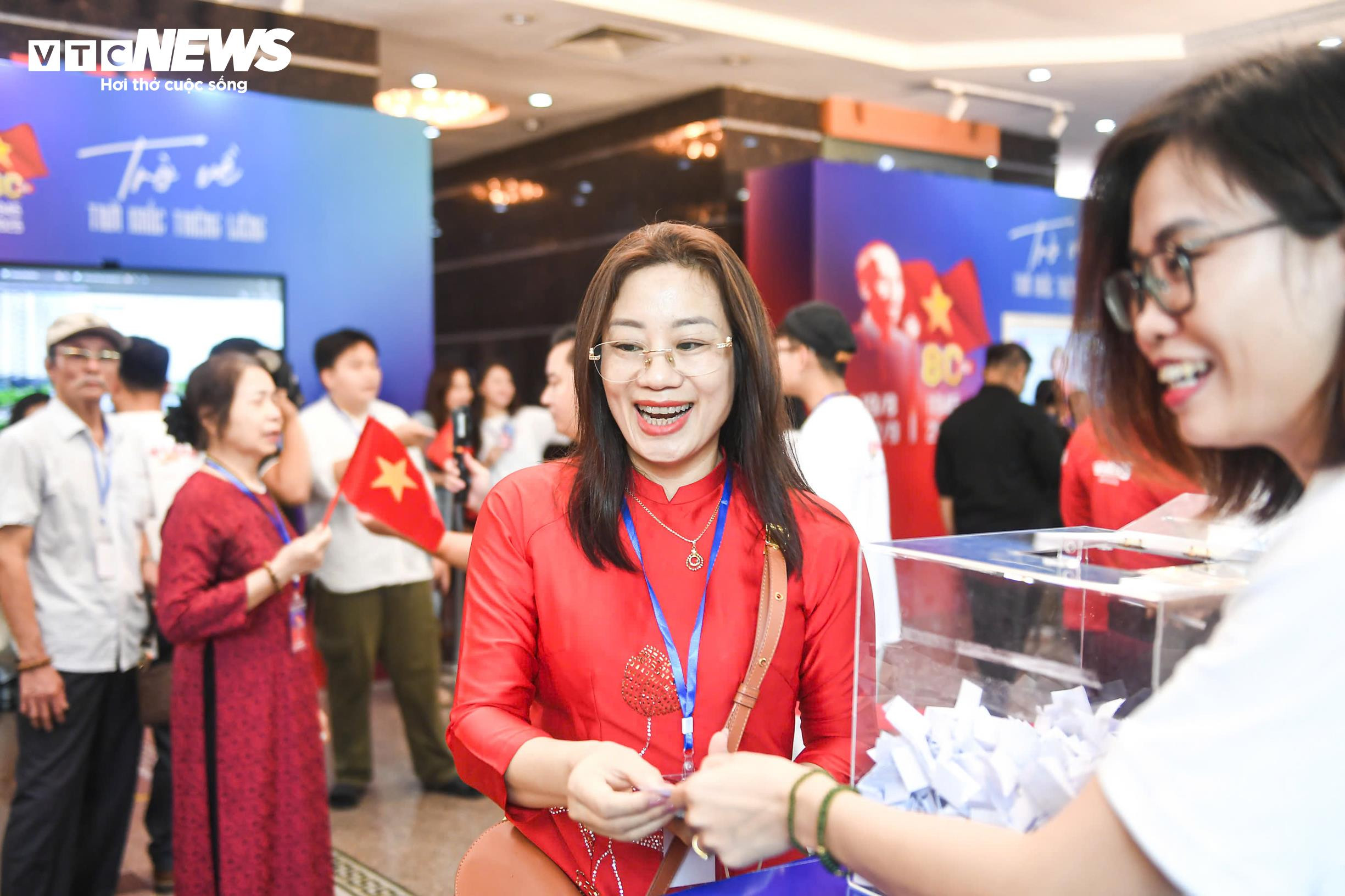 8.000 món quà ý nghĩa nối dài cảm xúc tại 'Trở về thời khắc thiêng liêng' - 8