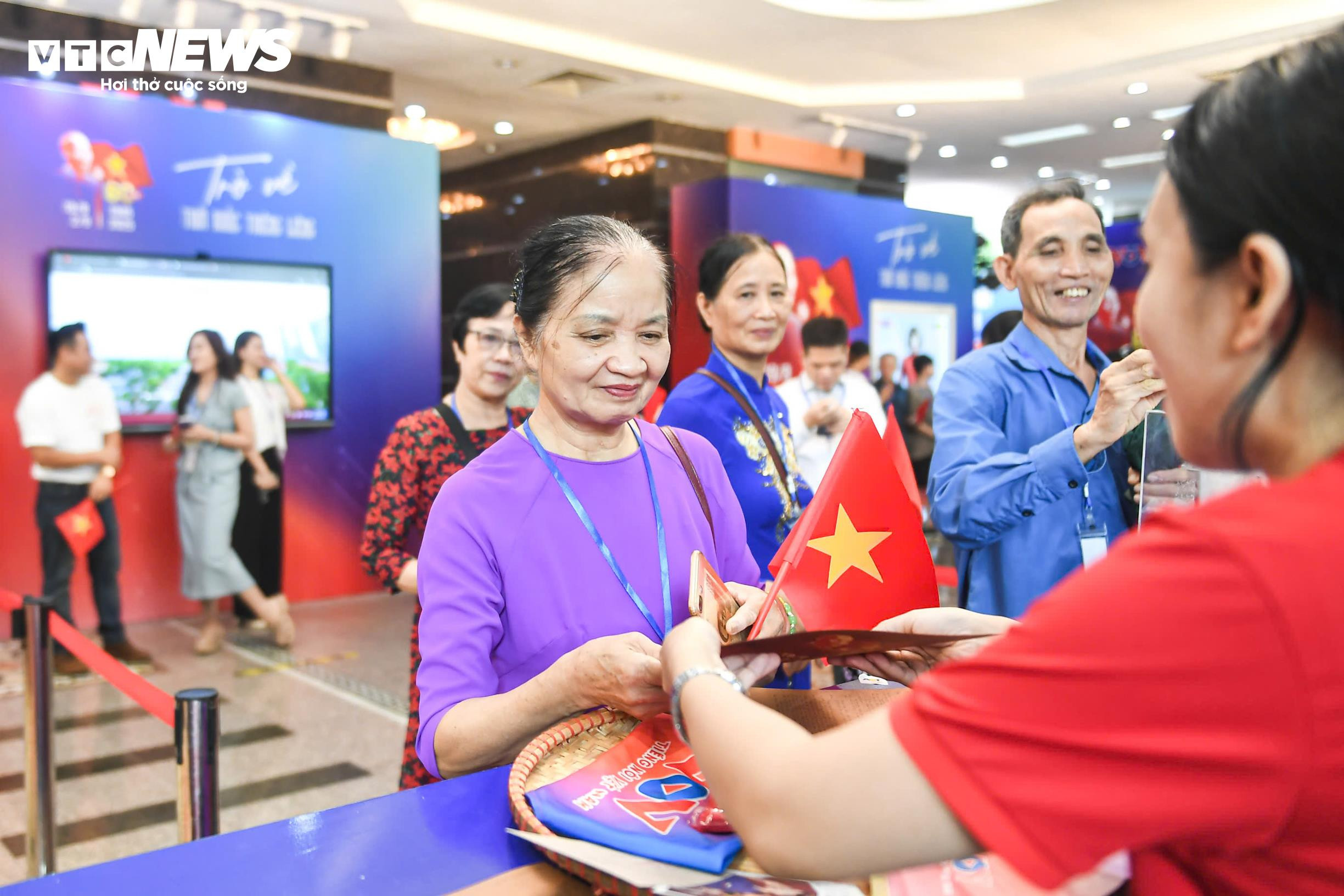 8.000 món quà ý nghĩa nối dài cảm xúc tại 'Trở về thời khắc thiêng liêng' - 1