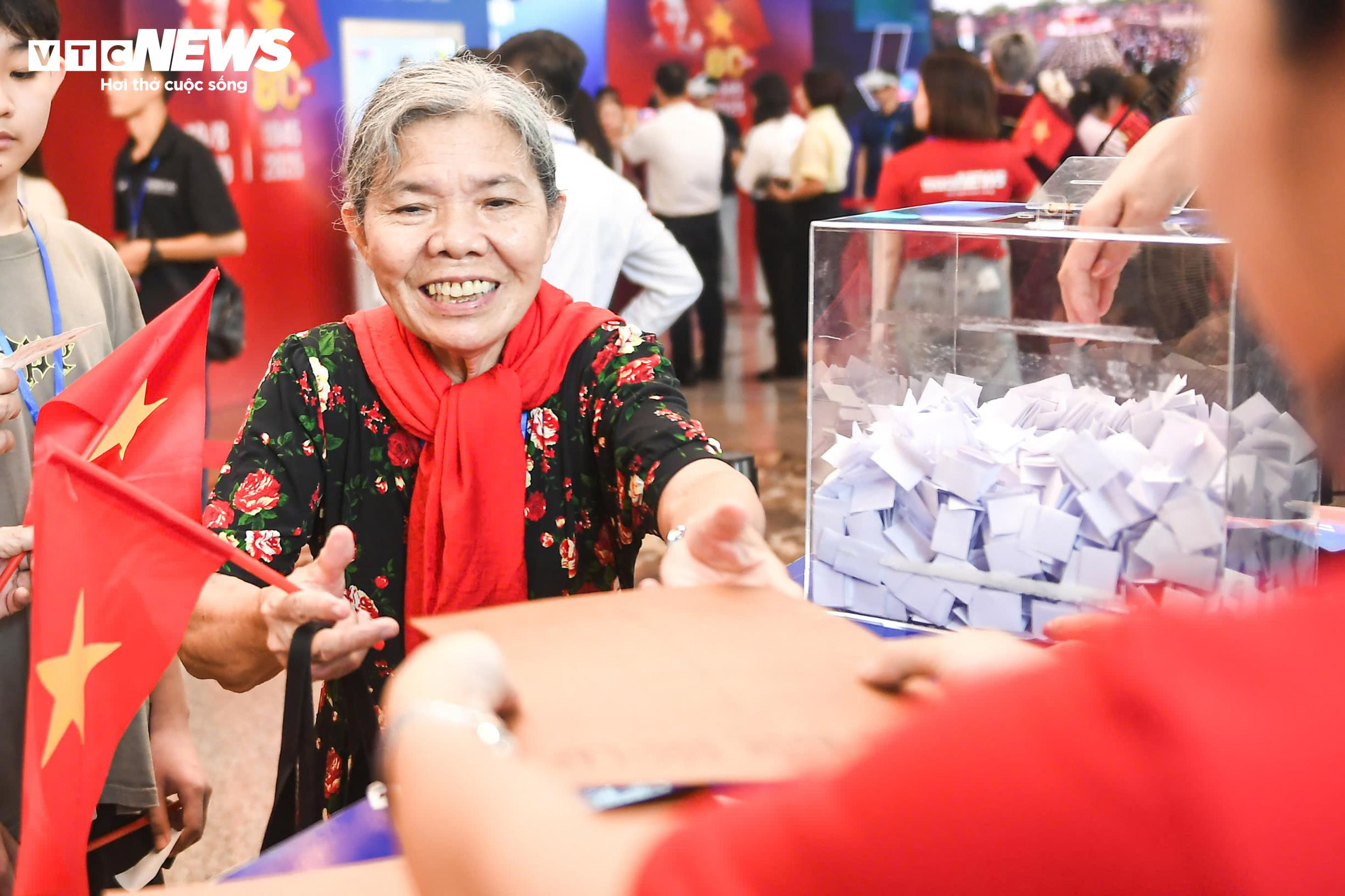 8.000 món quà ý nghĩa nối dài cảm xúc tại 'Trở về thời khắc thiêng liêng' - 14