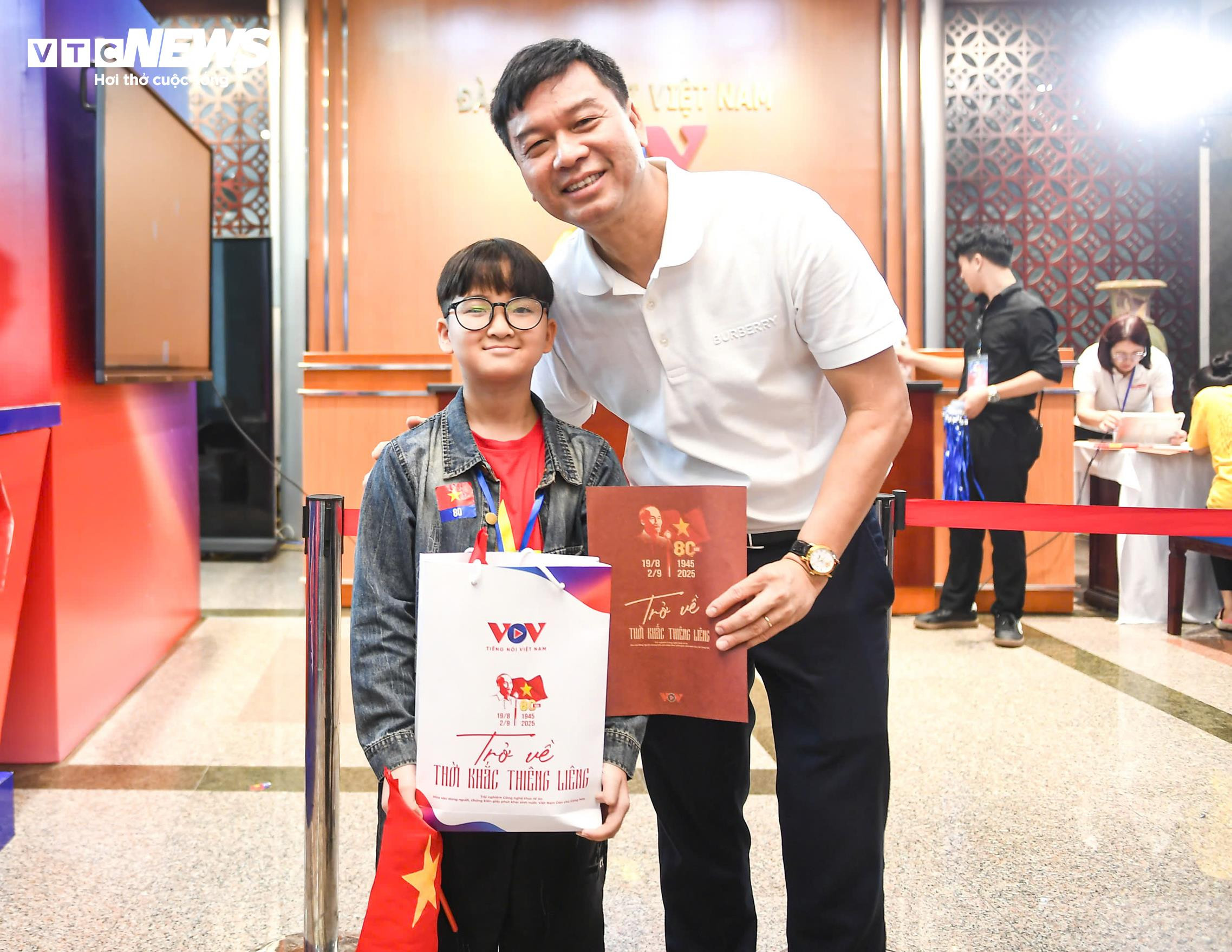 8.000 món quà ý nghĩa nối dài cảm xúc tại 'Trở về thời khắc thiêng liêng' - 12