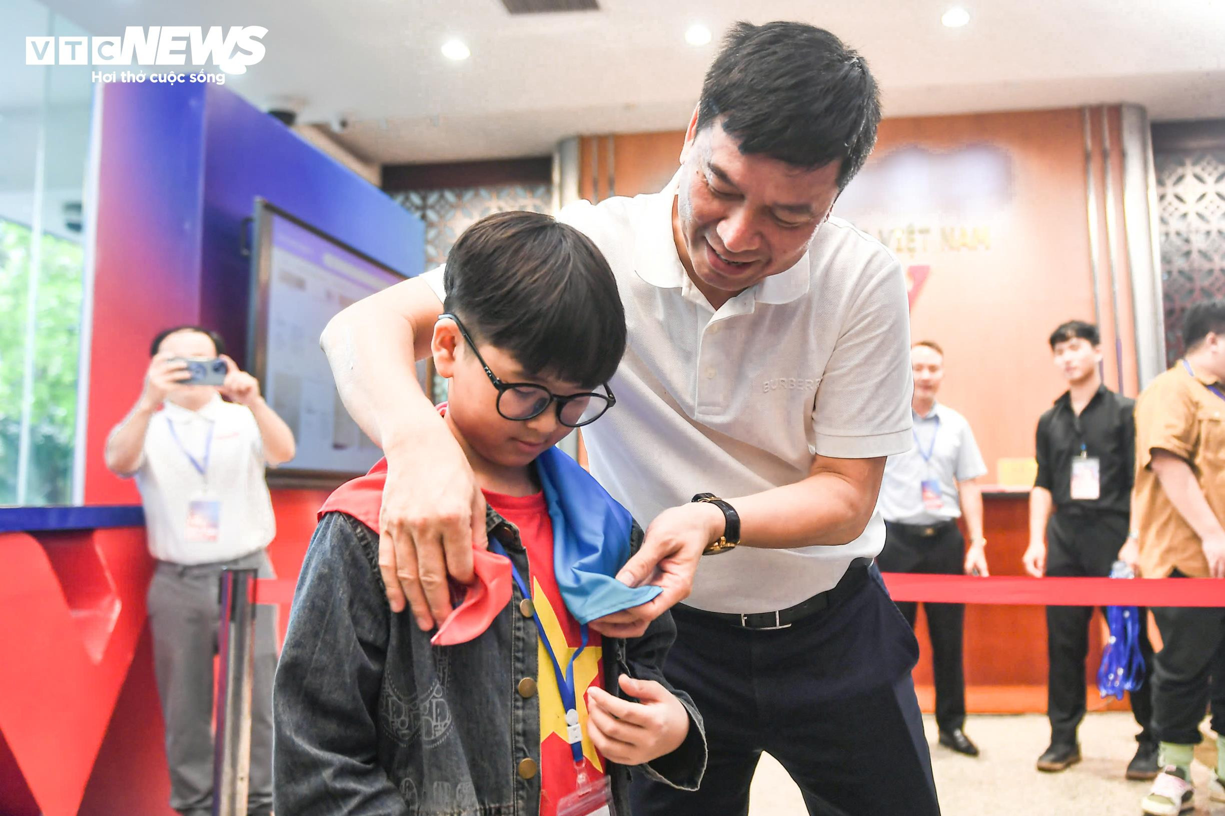 8.000 món quà ý nghĩa nối dài cảm xúc tại 'Trở về thời khắc thiêng liêng' - 11