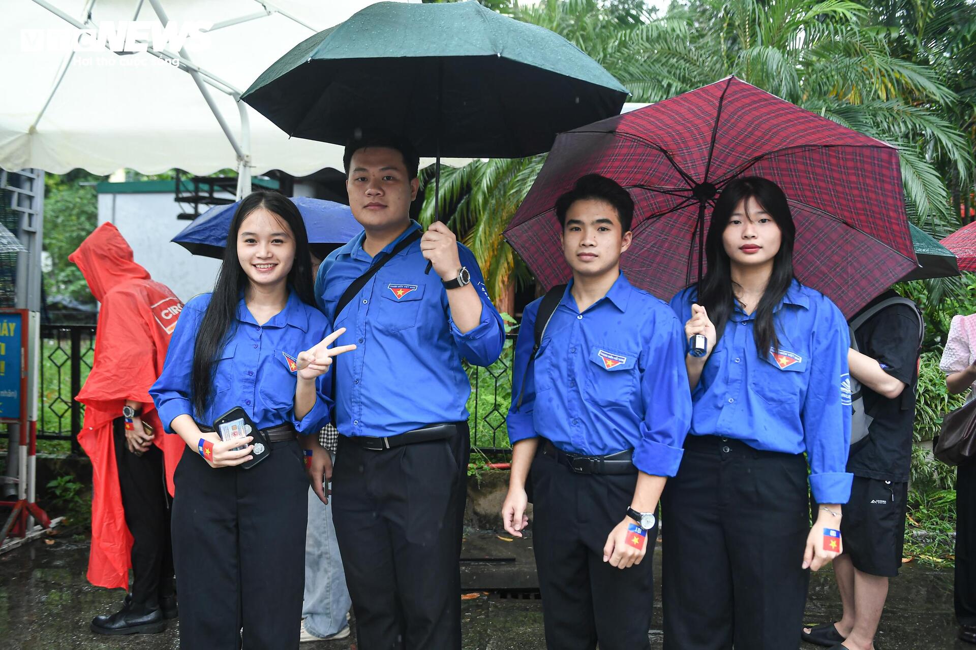 Khán giả đội mưa xếp hàng chờ trải nghiệm công nghệ thực tế ảo VR - 8