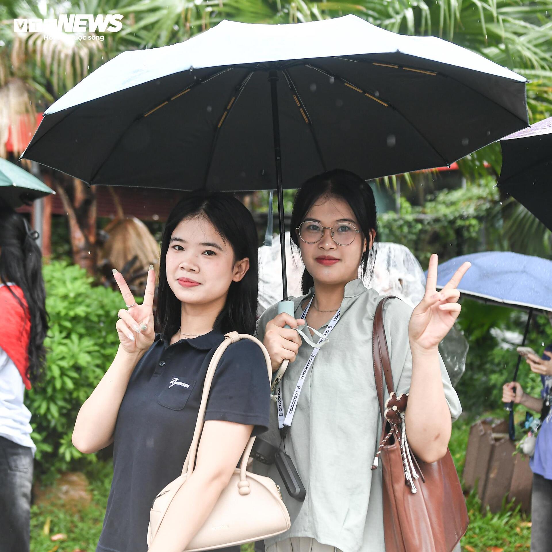 Khán giả đội mưa xếp hàng chờ trải nghiệm công nghệ thực tế ảo VR - 6