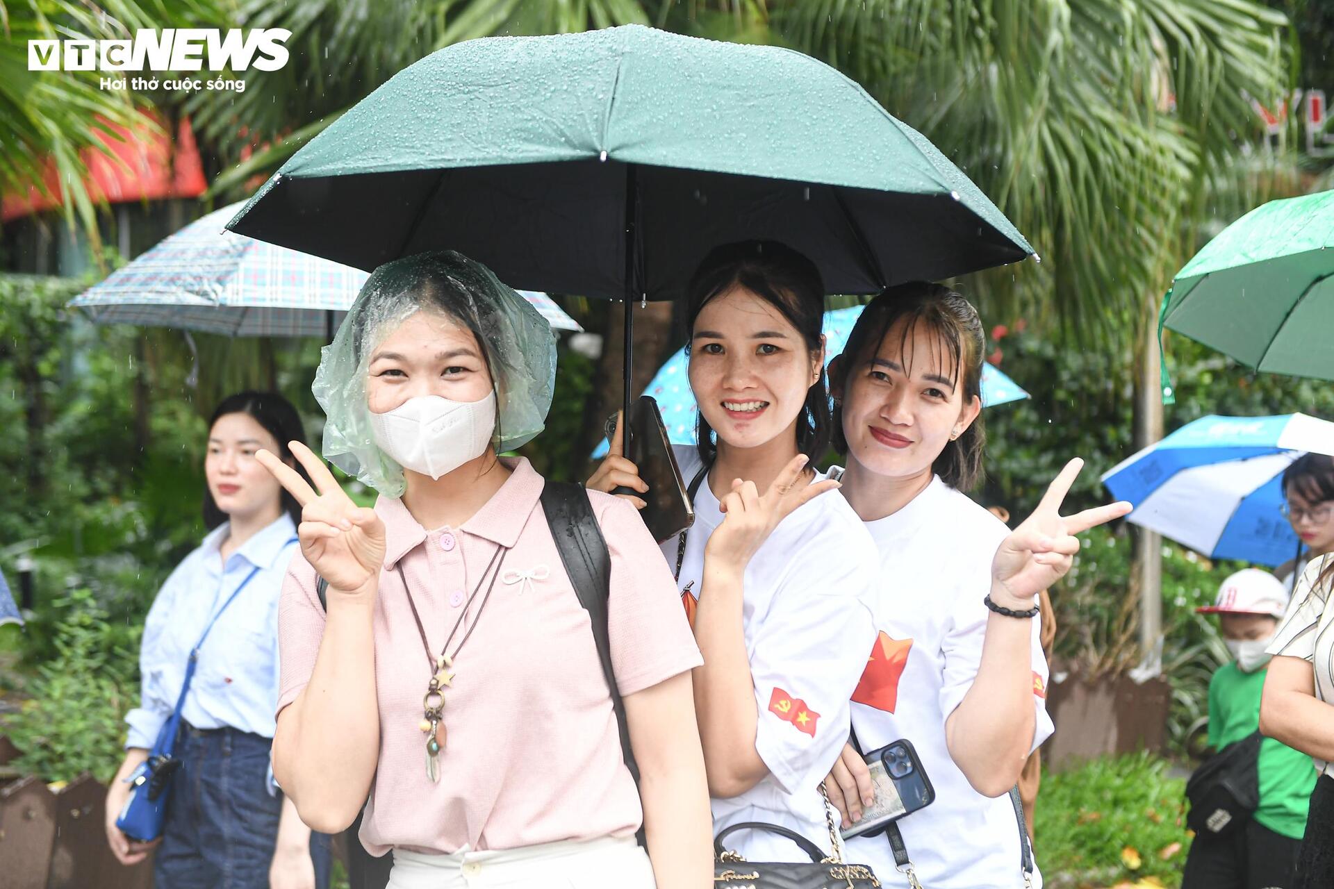 Khán giả đội mưa xếp hàng chờ trải nghiệm công nghệ thực tế ảo VR - 4
