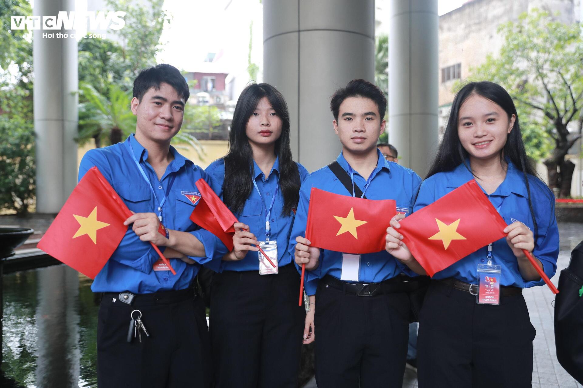 Những khán giả đầu tiên trải nghiệm 'Trở về thời khắc thiêng liêng' - 16