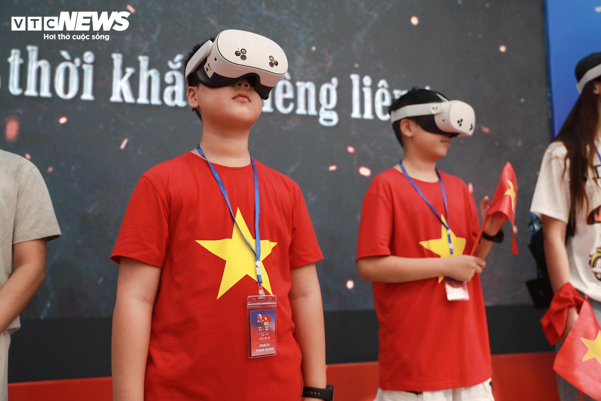 Những khán giả đầu tiên trải nghiệm 'Trở về thời khắc thiêng liêng' - 8
