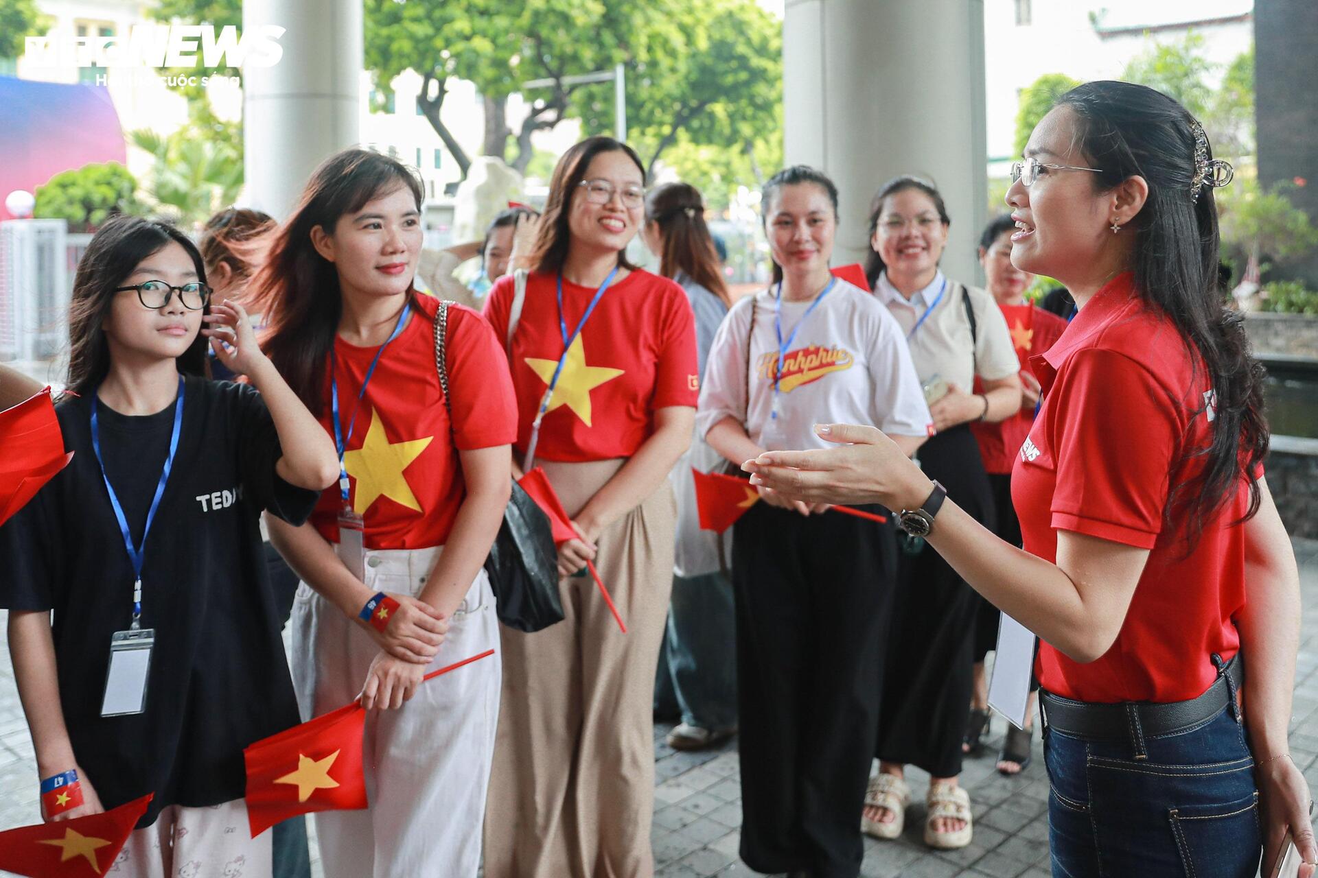 Những khán giả đầu tiên trải nghiệm 'Trở về thời khắc thiêng liêng' - 2