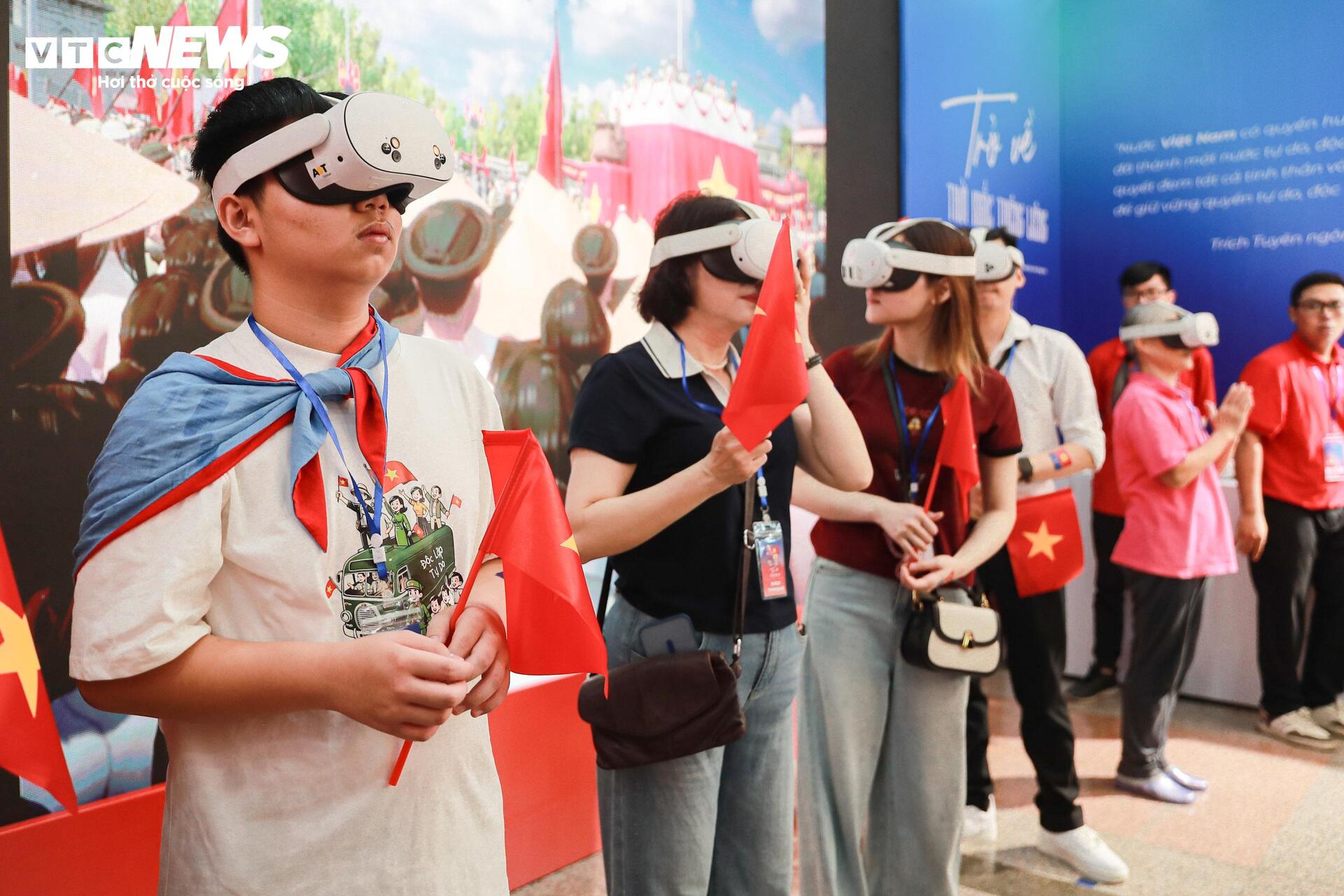 Những khán giả đầu tiên trải nghiệm 'Trở về thời khắc thiêng liêng' - 4