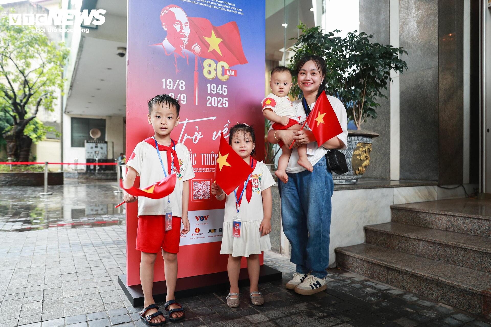 Những khán giả đầu tiên trải nghiệm 'Trở về thời khắc thiêng liêng' - 17