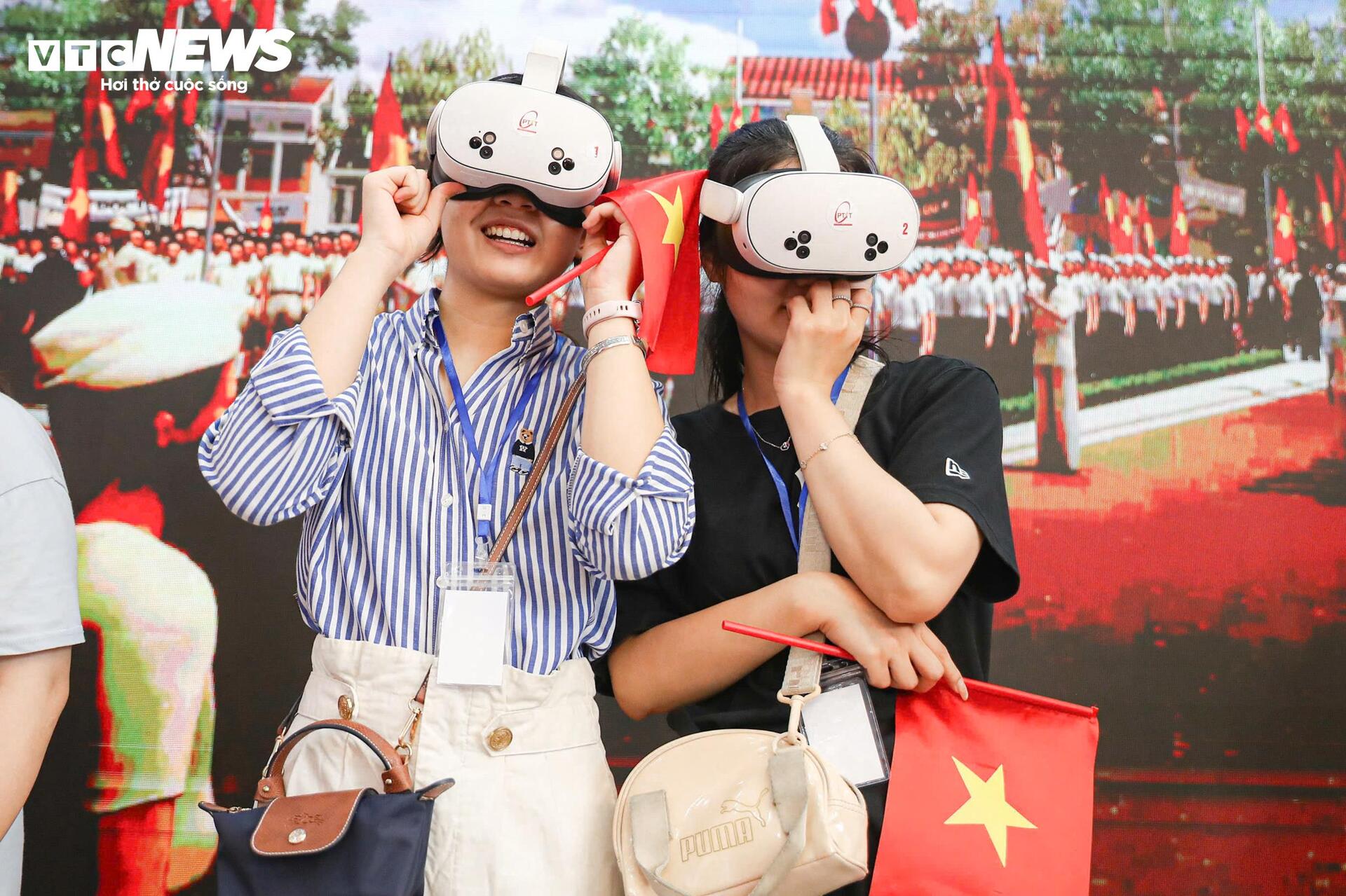Giới trẻ xếp hàng dài chờ 'xuyên không' trở về thời khắc thiêng liêng - 10