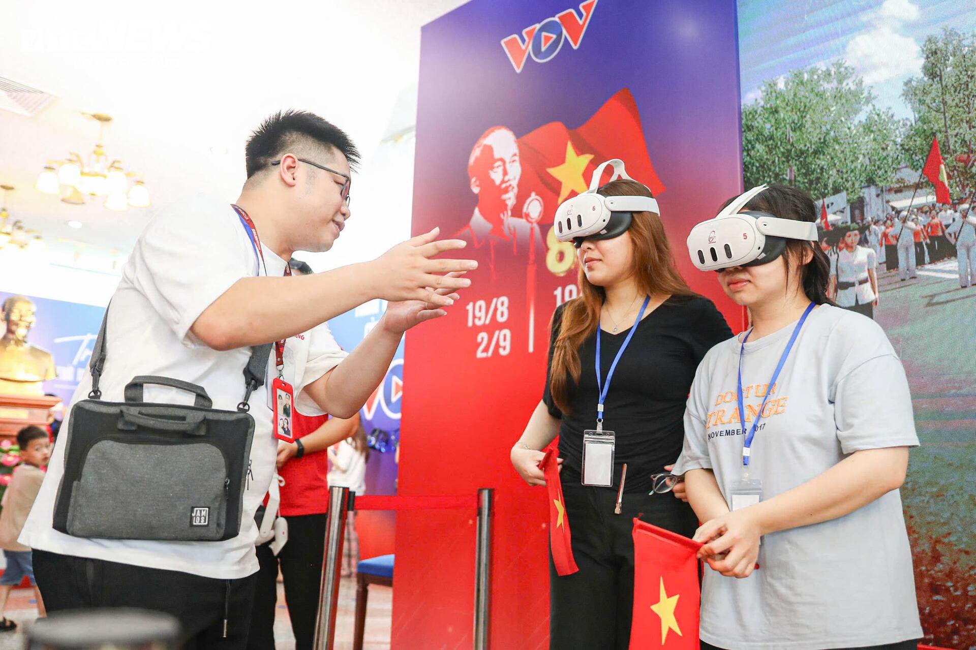 Giới trẻ xếp hàng dài chờ 'xuyên không' trở về thời khắc thiêng liêng - 11