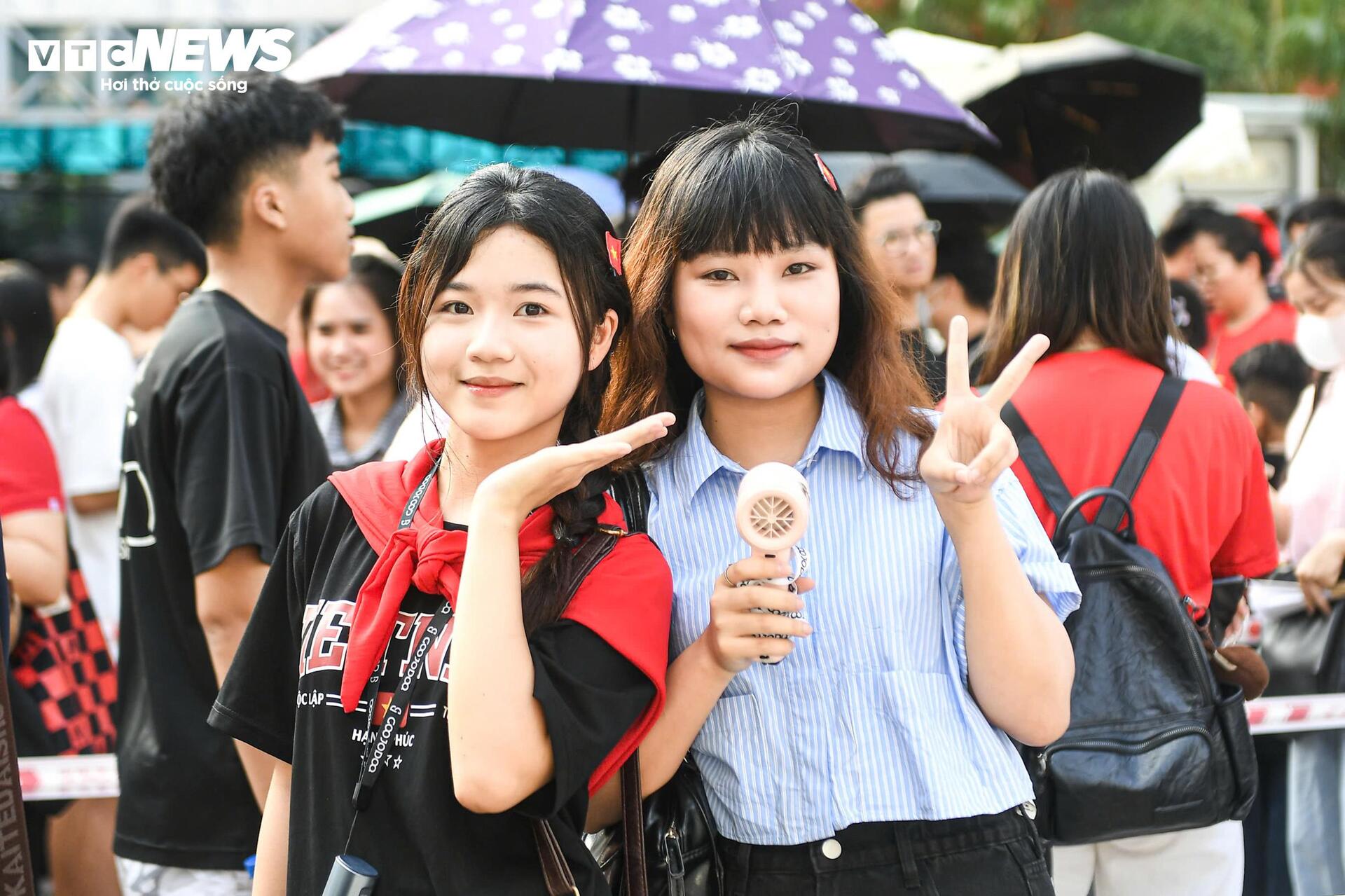 Giới trẻ xếp hàng dài chờ 'xuyên không' trở về thời khắc thiêng liêng - 4