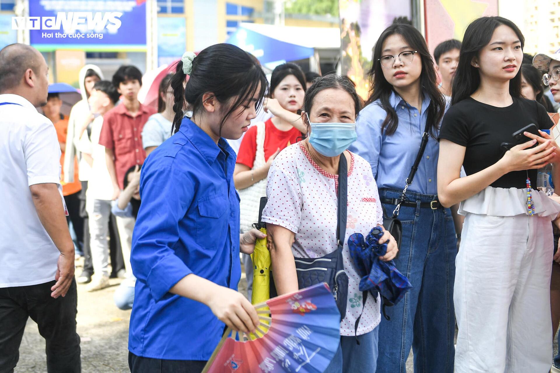 Giới trẻ xếp hàng dài chờ 'xuyên không' trở về thời khắc thiêng liêng - 5