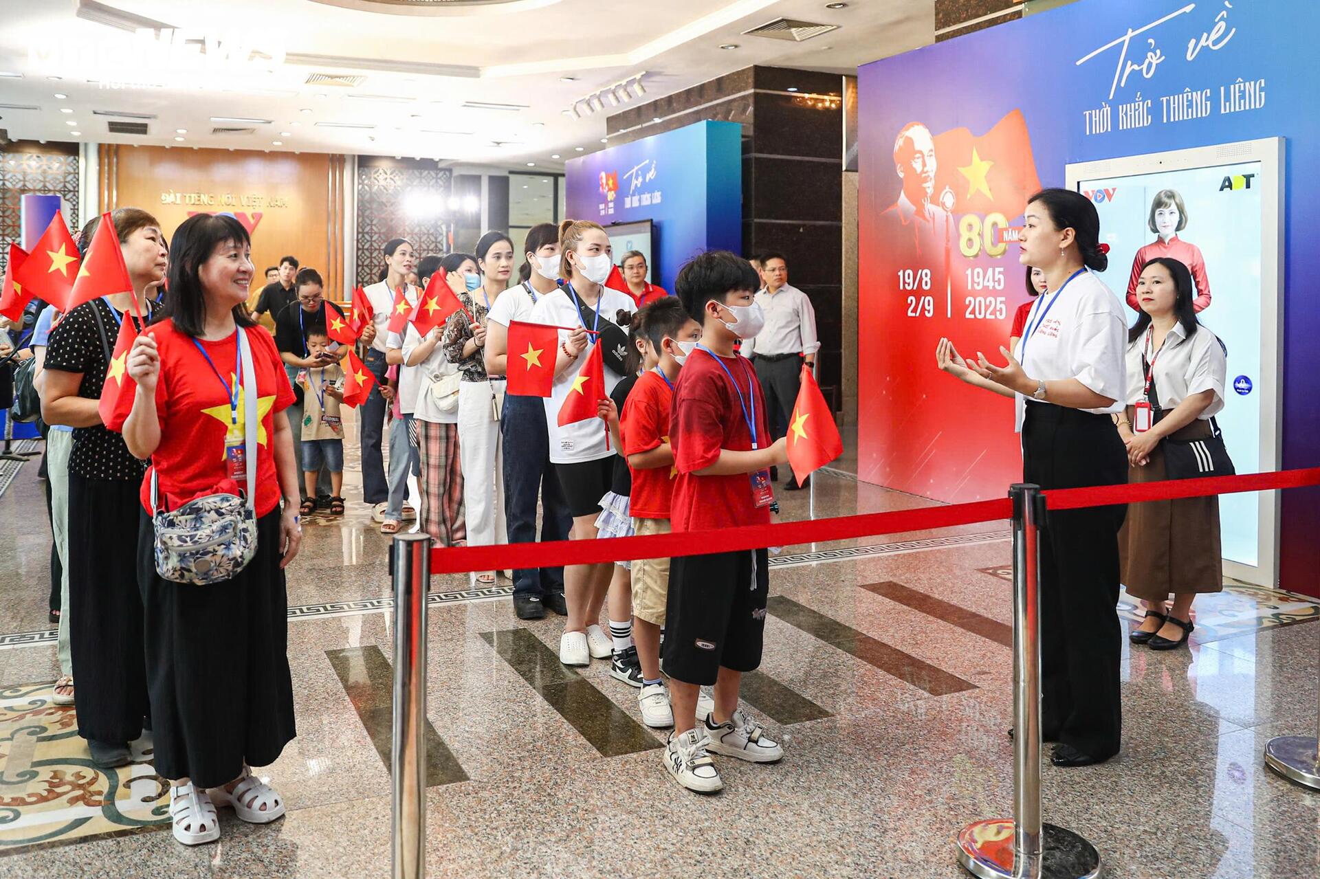 Giới trẻ xếp hàng dài chờ 'xuyên không' trở về thời khắc thiêng liêng - 7