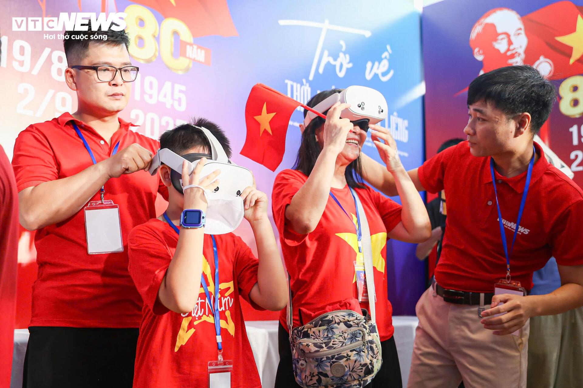 Giới trẻ xếp hàng dài chờ 'xuyên không' trở về thời khắc thiêng liêng - 9