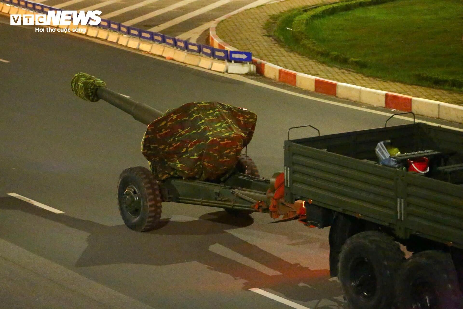 Rầm rập đêm Hà Nội: Đoàn 'binh khí hạng nặng' lộ diện, hối hả về điểm tập kết - 11