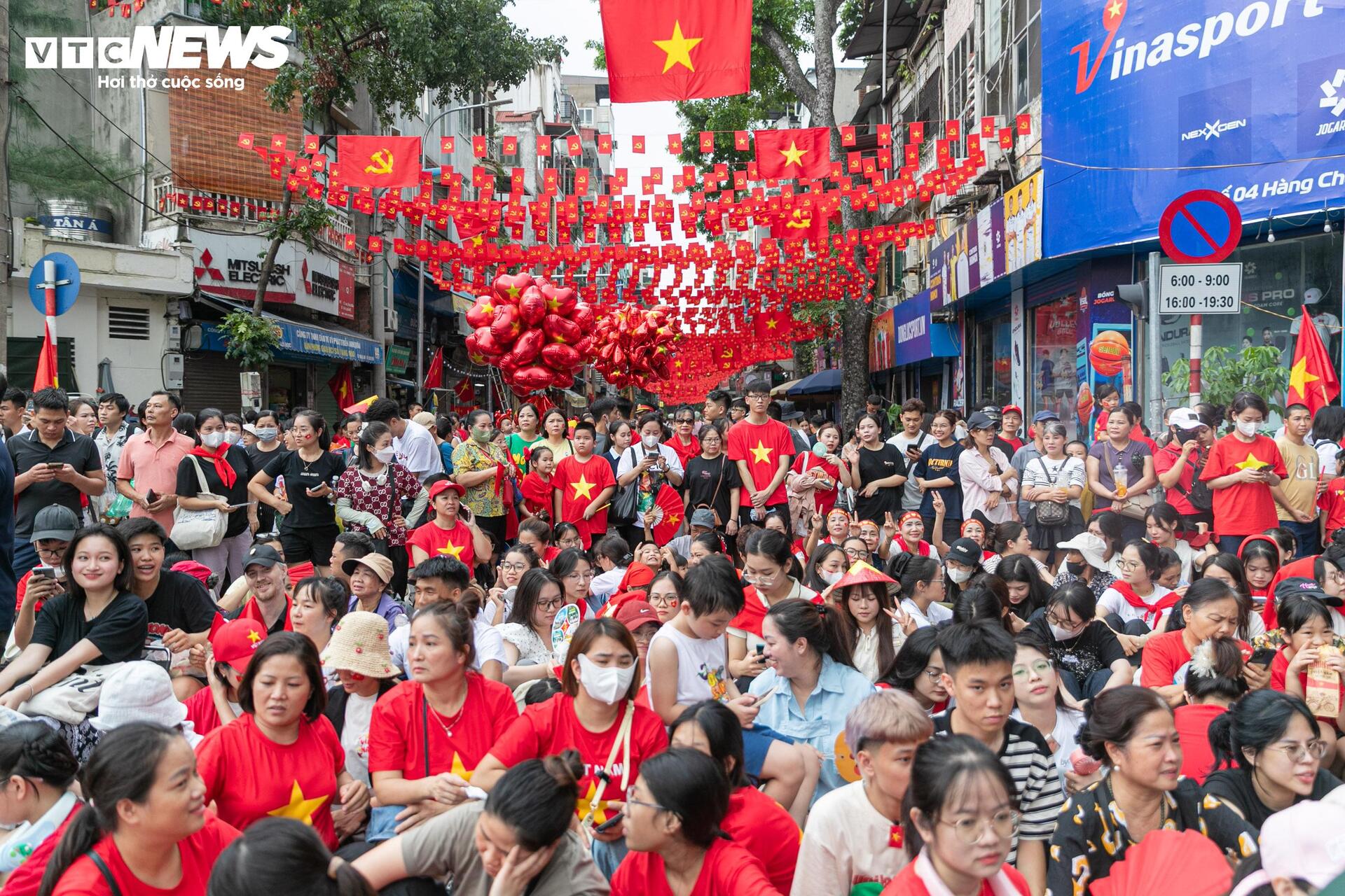 Nghìn người đội mưa, hát vang 'Như có Bác Hồ trong ngày vui đại thắng' - 1