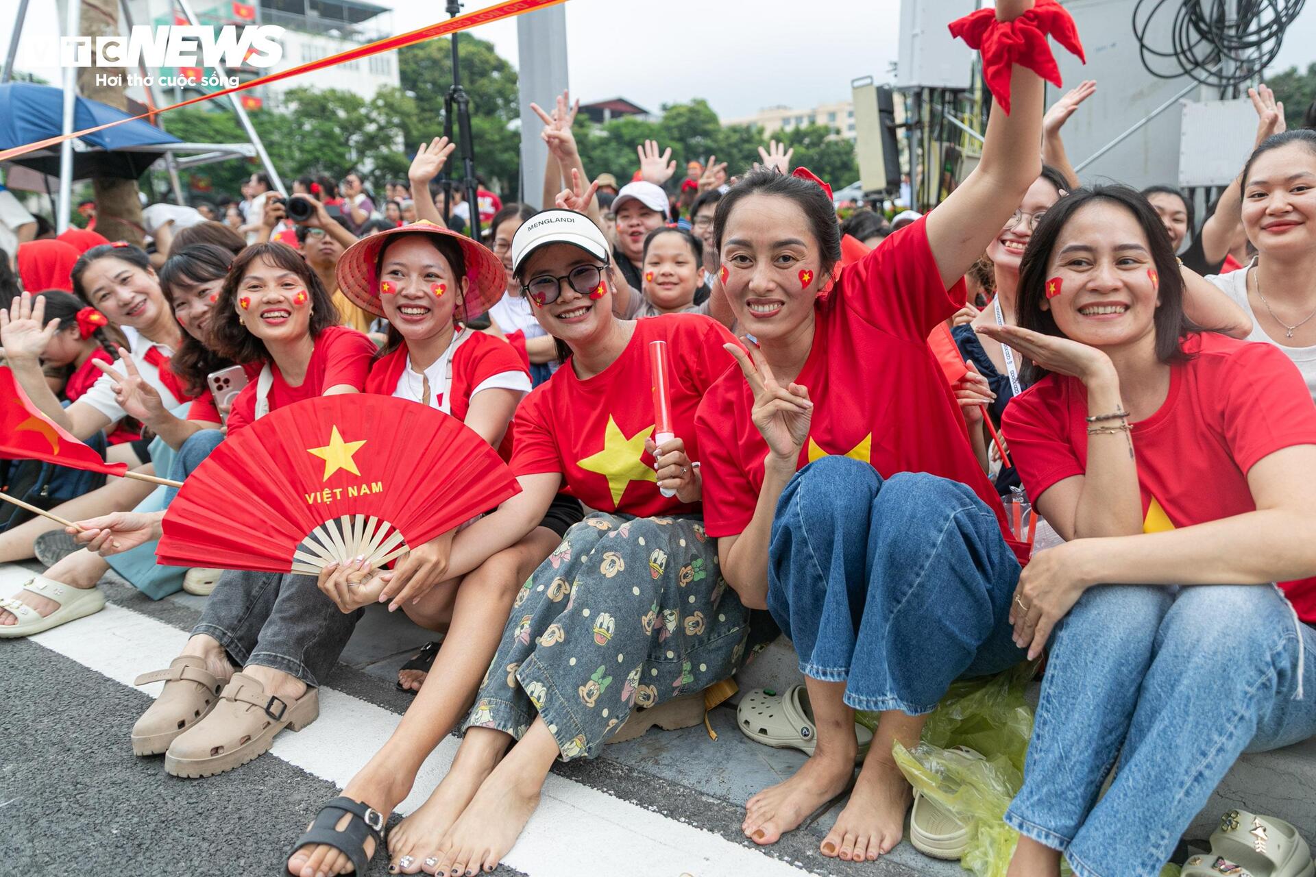 Nghìn người đội mưa, hát vang 'Như có Bác Hồ trong ngày vui đại thắng' - 9