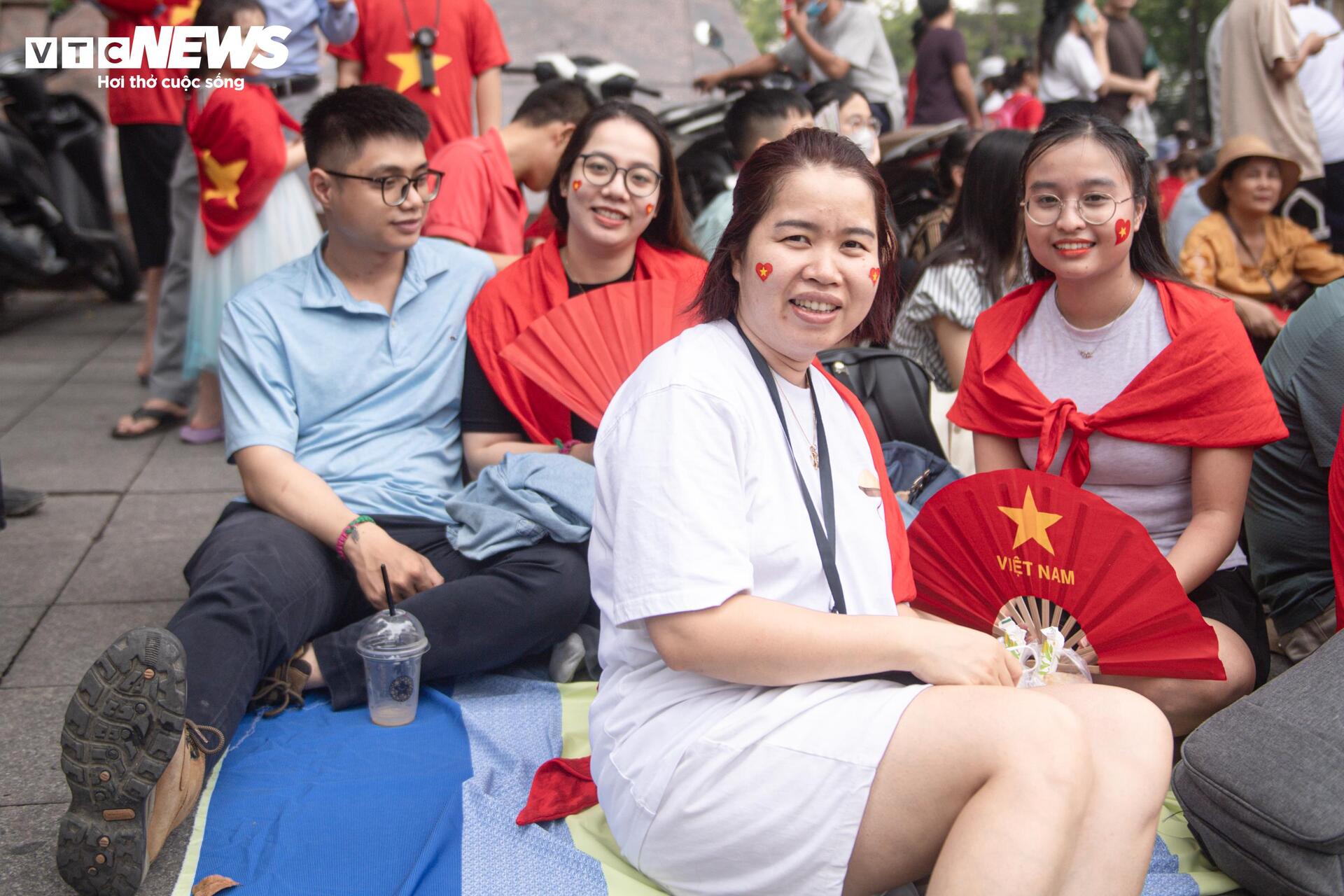 Dòng người đến từ tinh mơ, háo hức chờ khoảnh khắc tổng duyệt diễu binh ở Quảng trường Ba Đình - 7