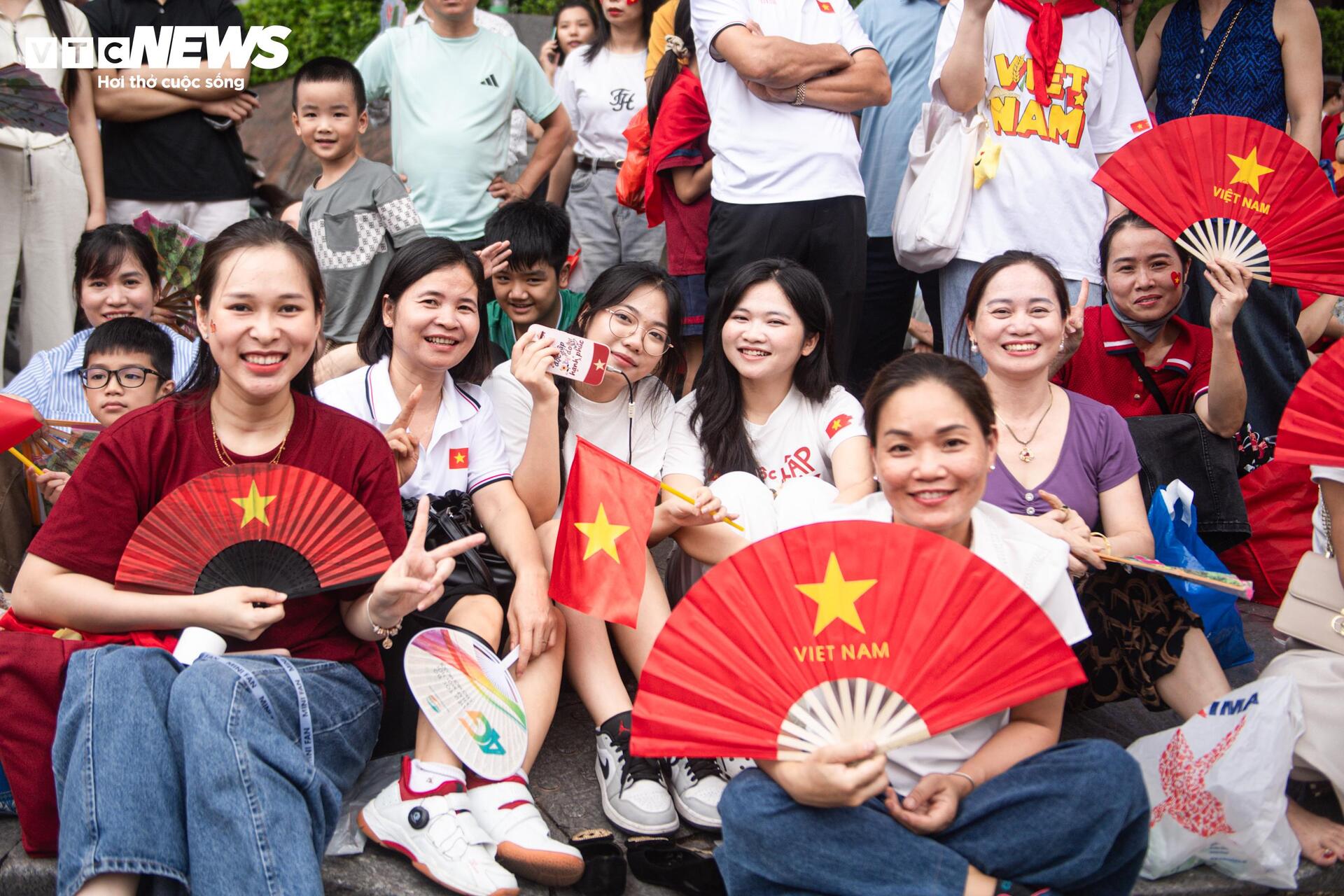 Dòng người đến từ tinh mơ, háo hức chờ khoảnh khắc tổng duyệt diễu binh ở Quảng trường Ba Đình - 8