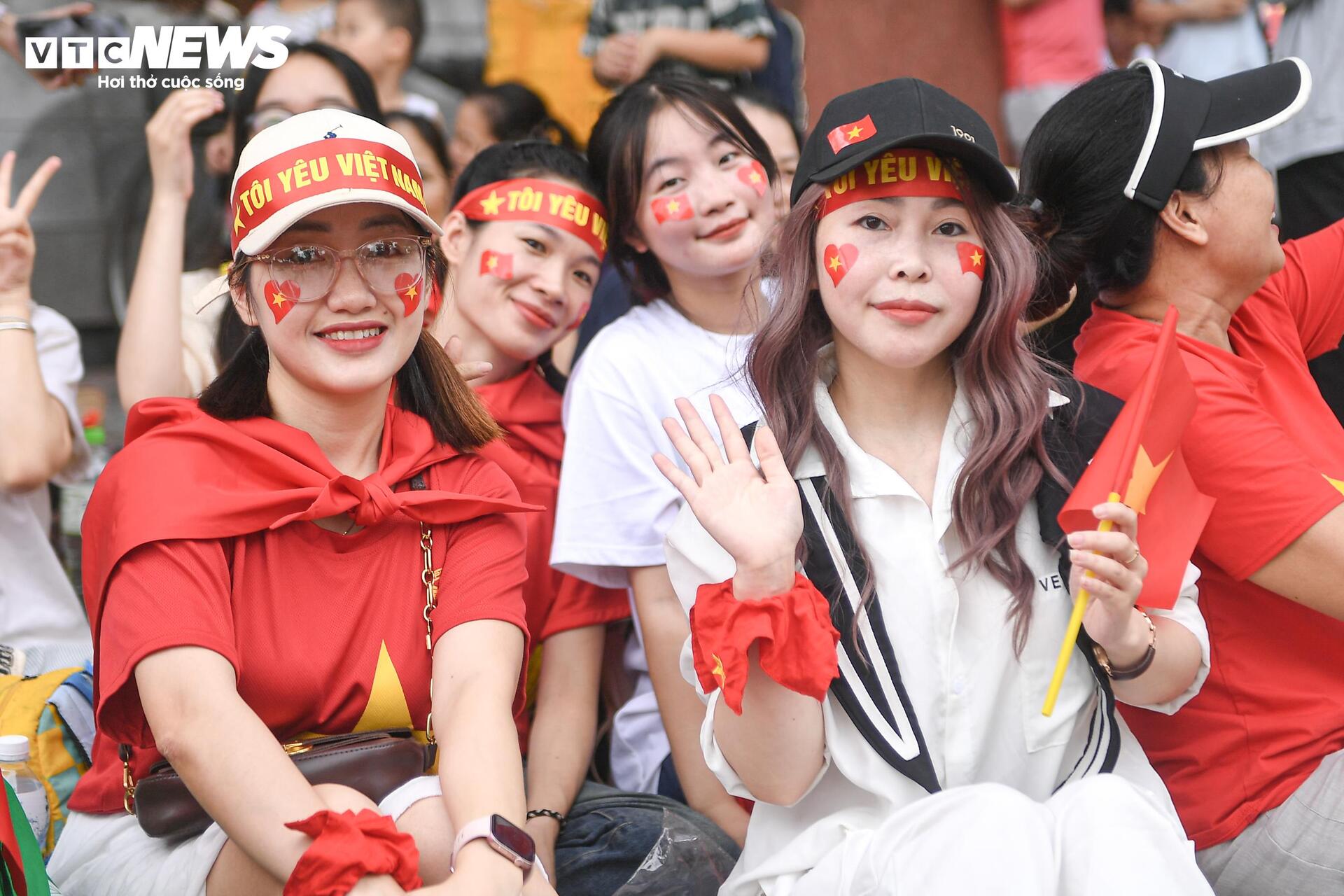 Dòng người đến từ tinh mơ, háo hức chờ khoảnh khắc tổng duyệt diễu binh ở Quảng trường Ba Đình - 4