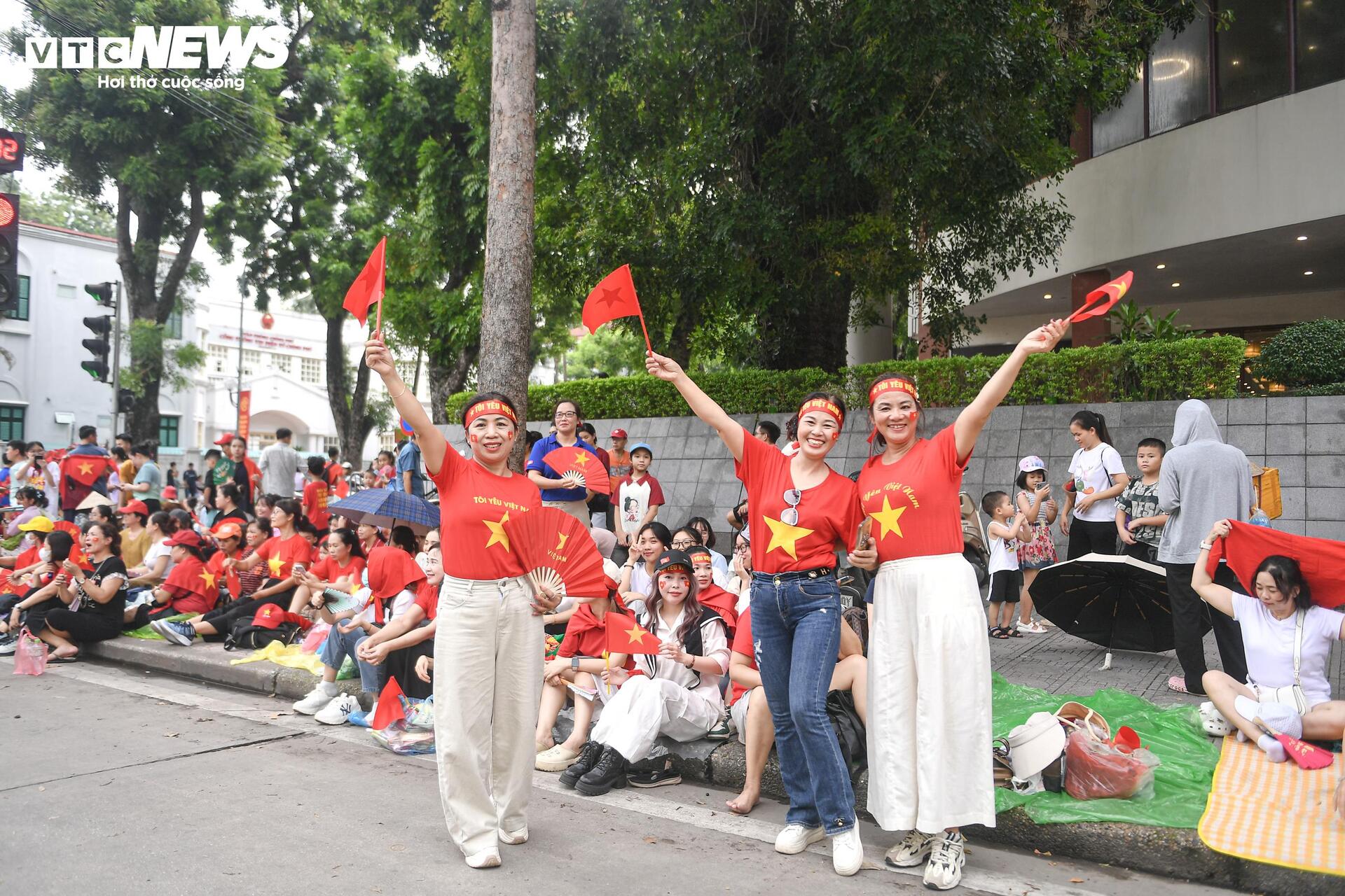 Dòng người đến từ tinh mơ, háo hức chờ khoảnh khắc tổng duyệt diễu binh ở Quảng trường Ba Đình - 6