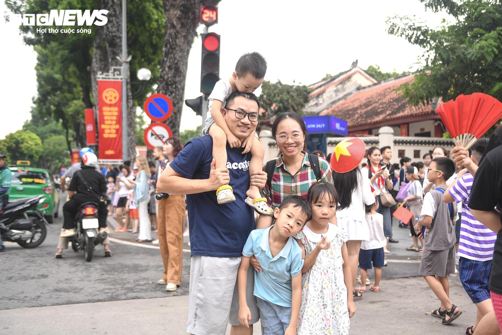 Dòng người đến từ tinh mơ, háo hức chờ khoảnh khắc tổng duyệt diễu binh ở Quảng trường Ba Đình - 5