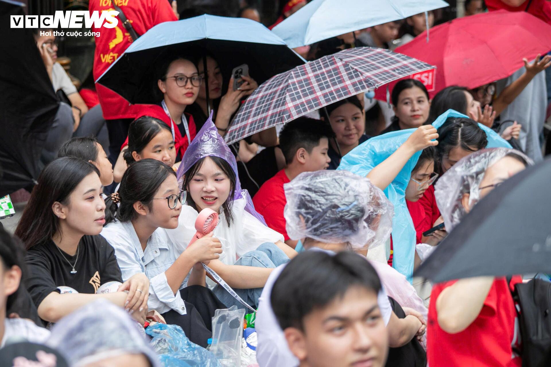 Nghìn người đội mưa, hát vang 'Như có Bác Hồ trong ngày vui đại thắng' - 8