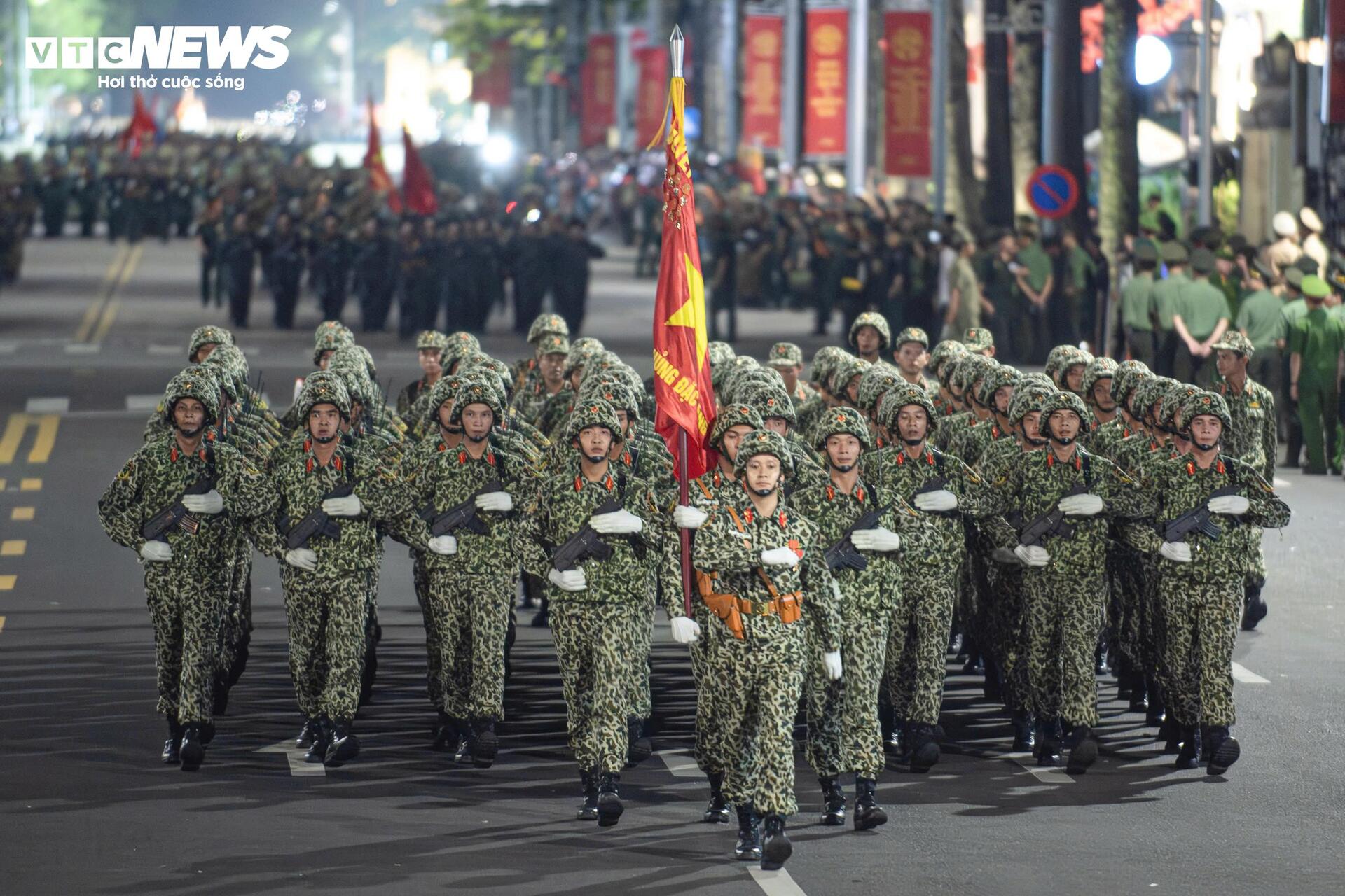 Gương mặt rạng ngời, bước chân thẳng tắp của nữ chiến sĩ ở Quảng trường Ba Đình - 15