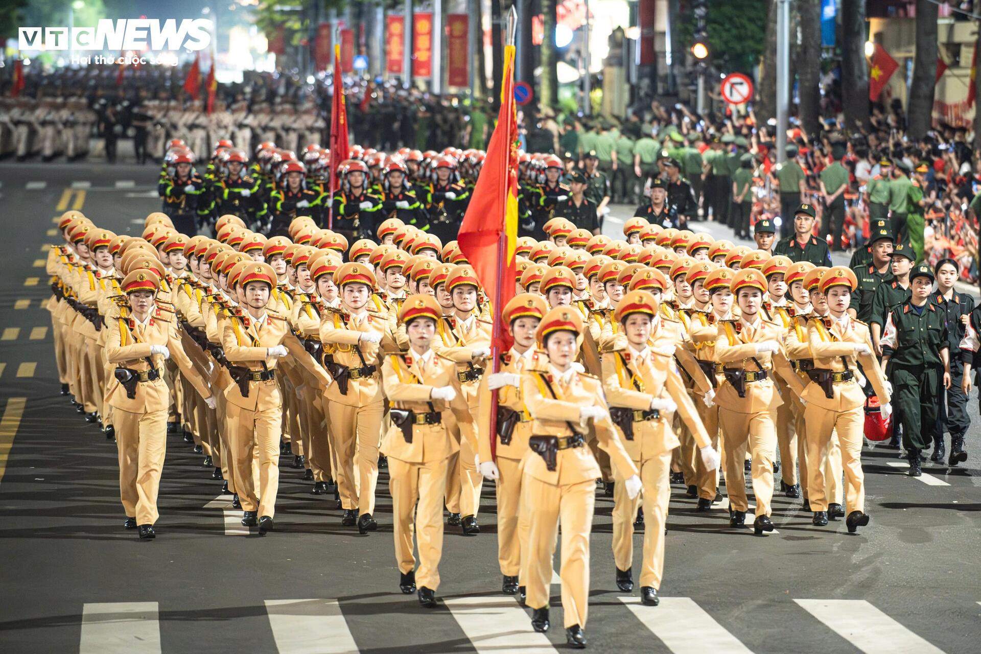 Gương mặt rạng ngời, bước chân thẳng tắp của nữ chiến sĩ ở Quảng trường Ba Đình - 6