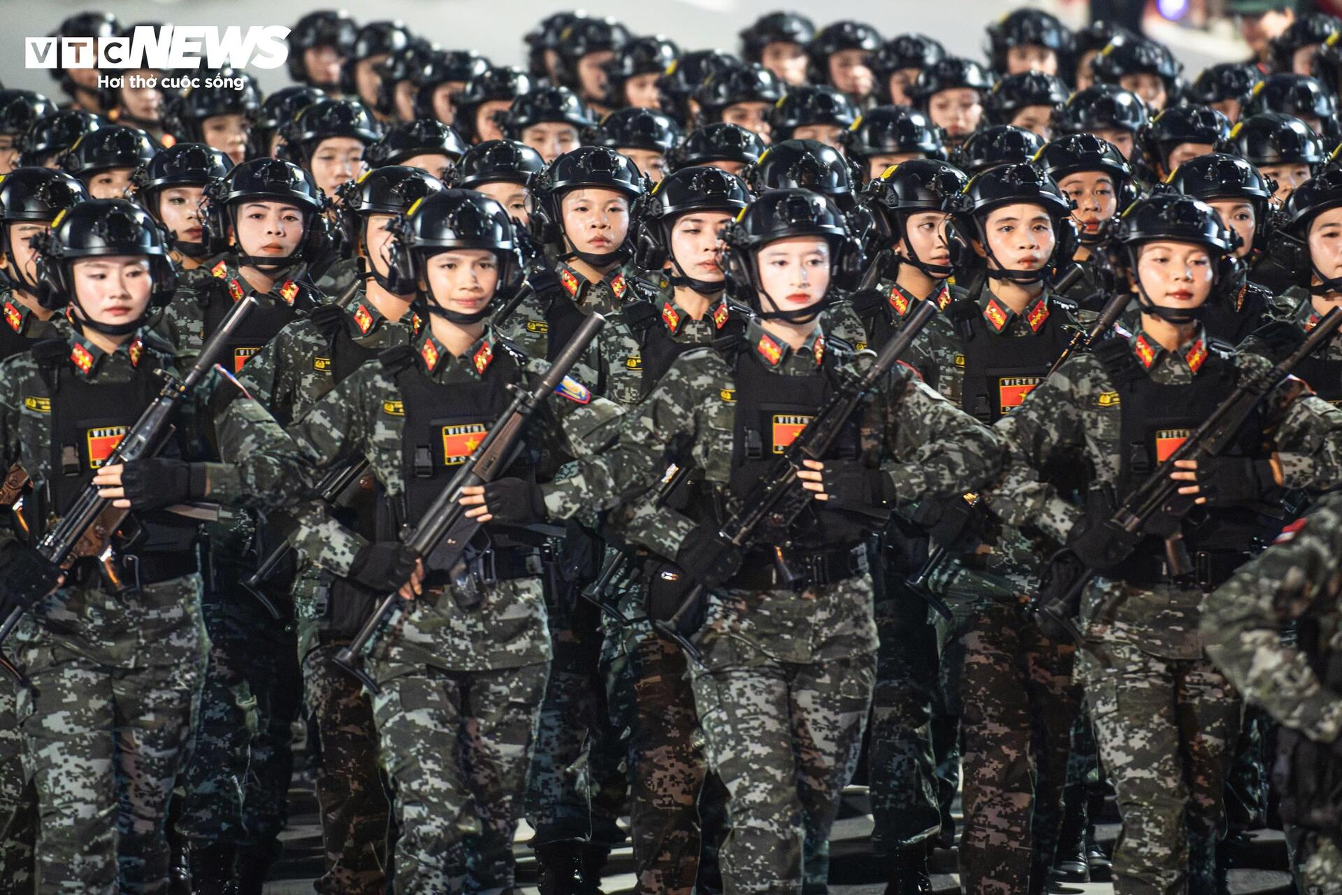 Quân đội Nga, Lào, Campuchia sải bước trong hợp luyện diễu binh ở Quảng trường Ba Đình - 16