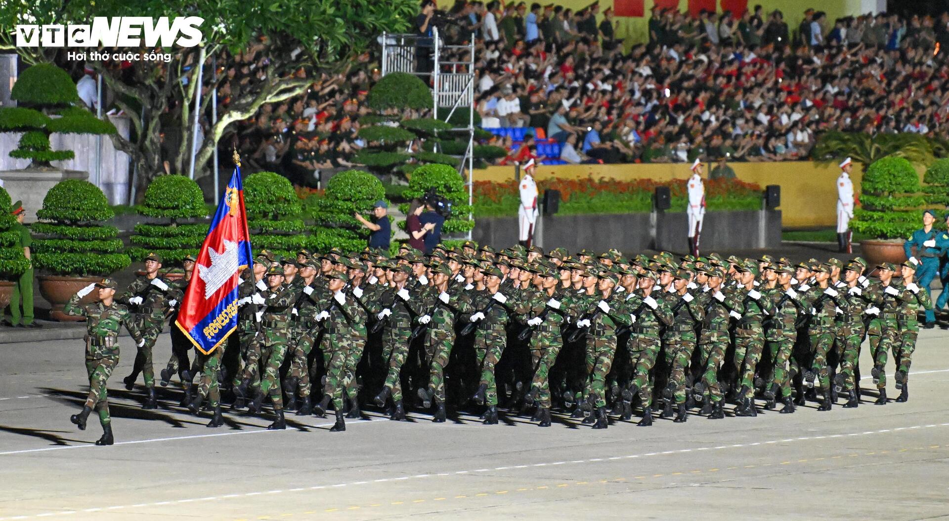 Quân đội Nga, Lào, Campuchia sải bước trong hợp luyện diễu binh ở Quảng trường Ba Đình - 8