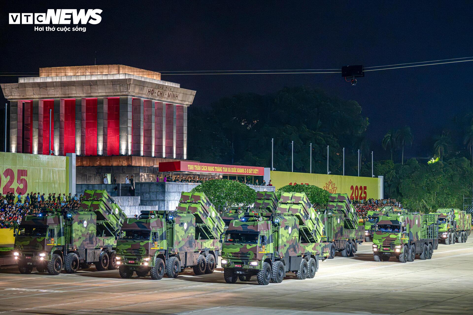 Mục sở thị tổ hợp tên lửa hiện đại tại tổng hợp luyện diễu binh A80 - 3