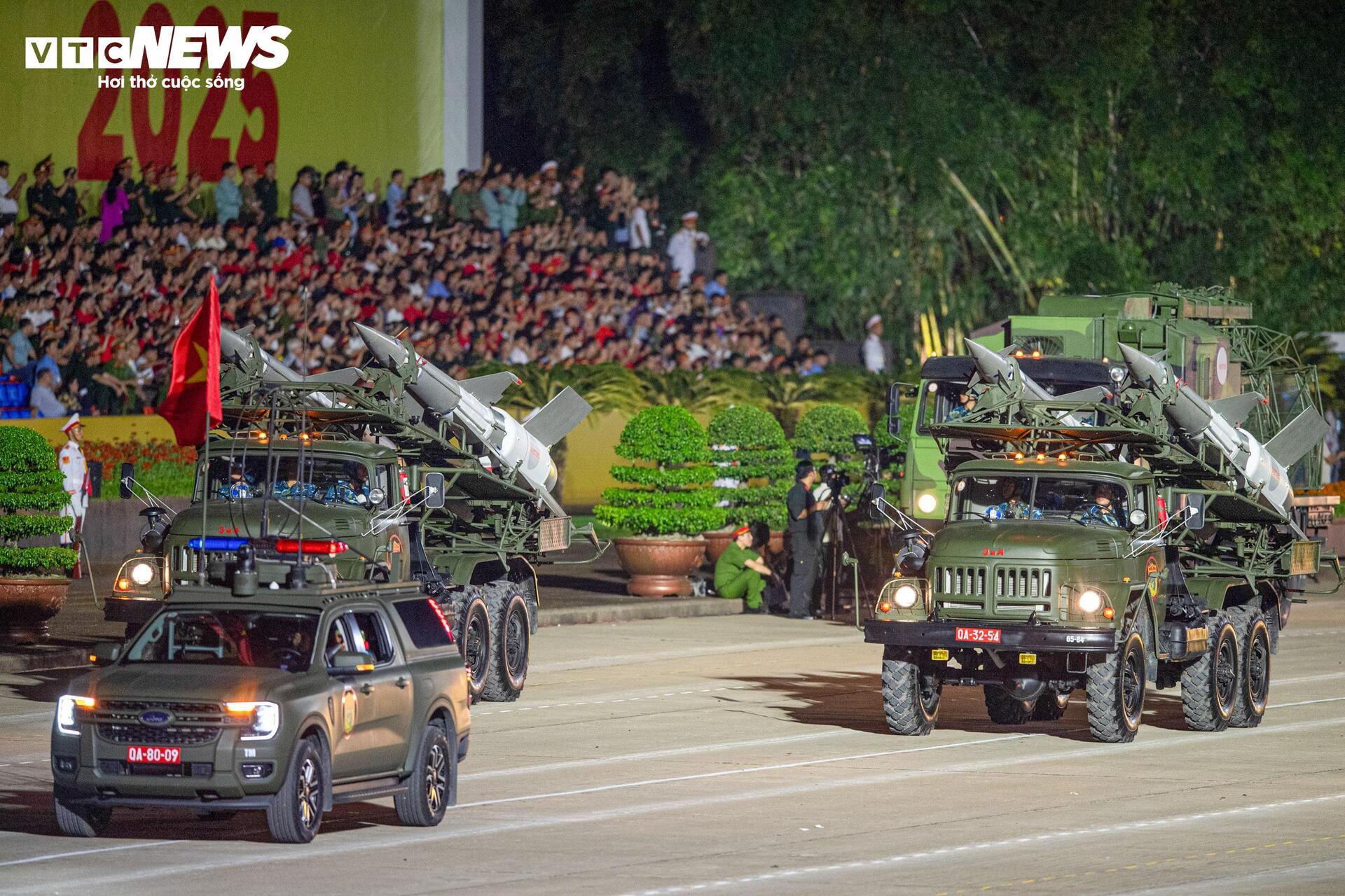 Cận cảnh tổ hợp tên lửa 'Made in Vietnam' tại tổng hợp luyện diễu binh A80 - 2