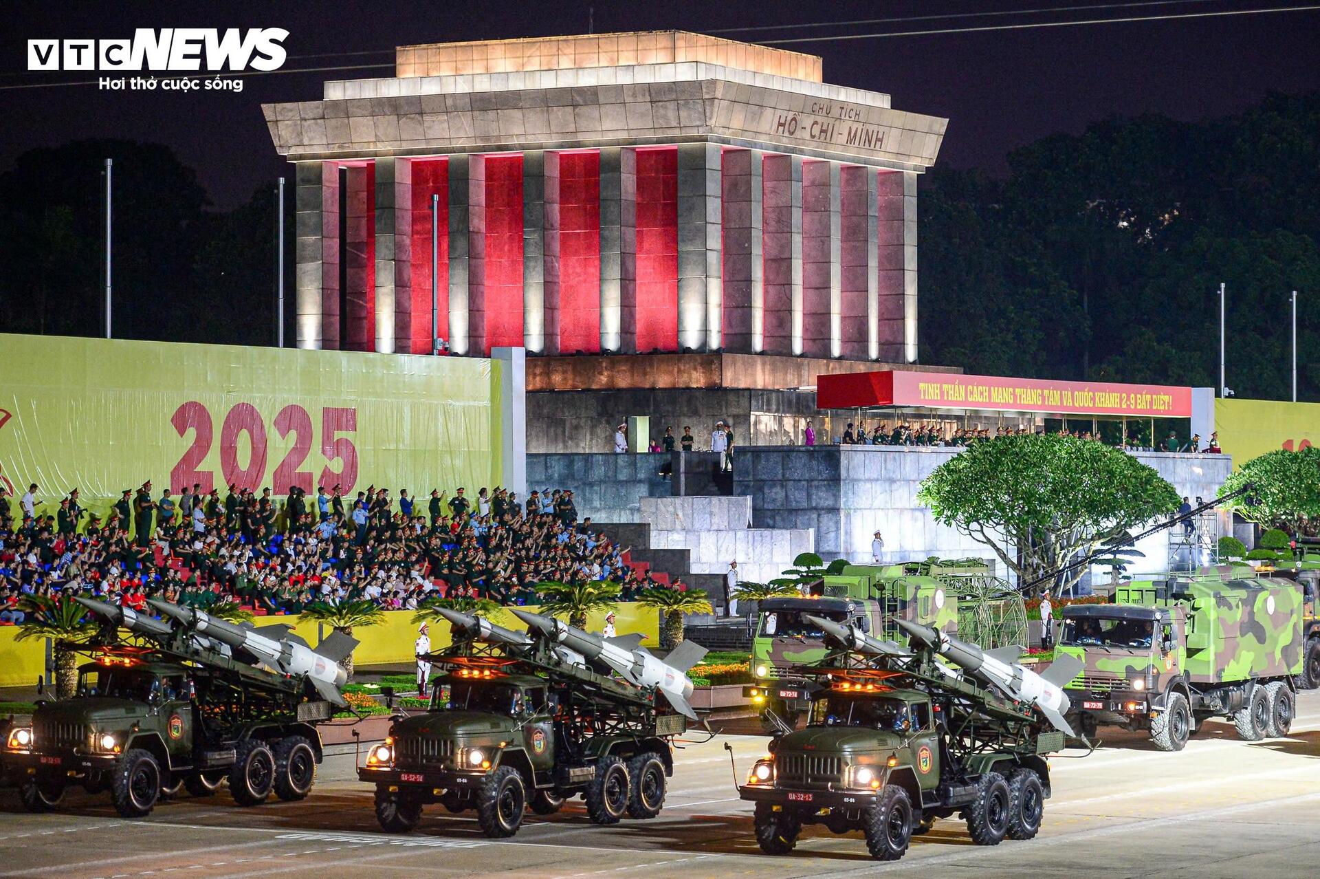 Cận cảnh tổ hợp tên lửa 'Made in Vietnam' tại tổng hợp luyện diễu binh A80 - 6